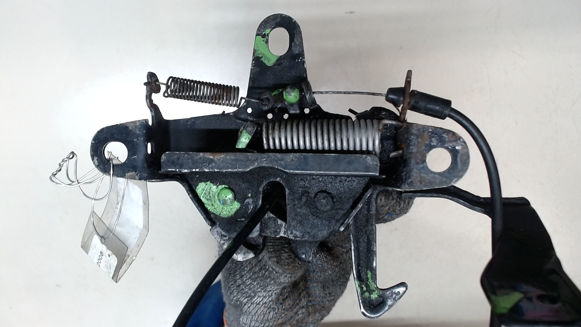 Замок капота