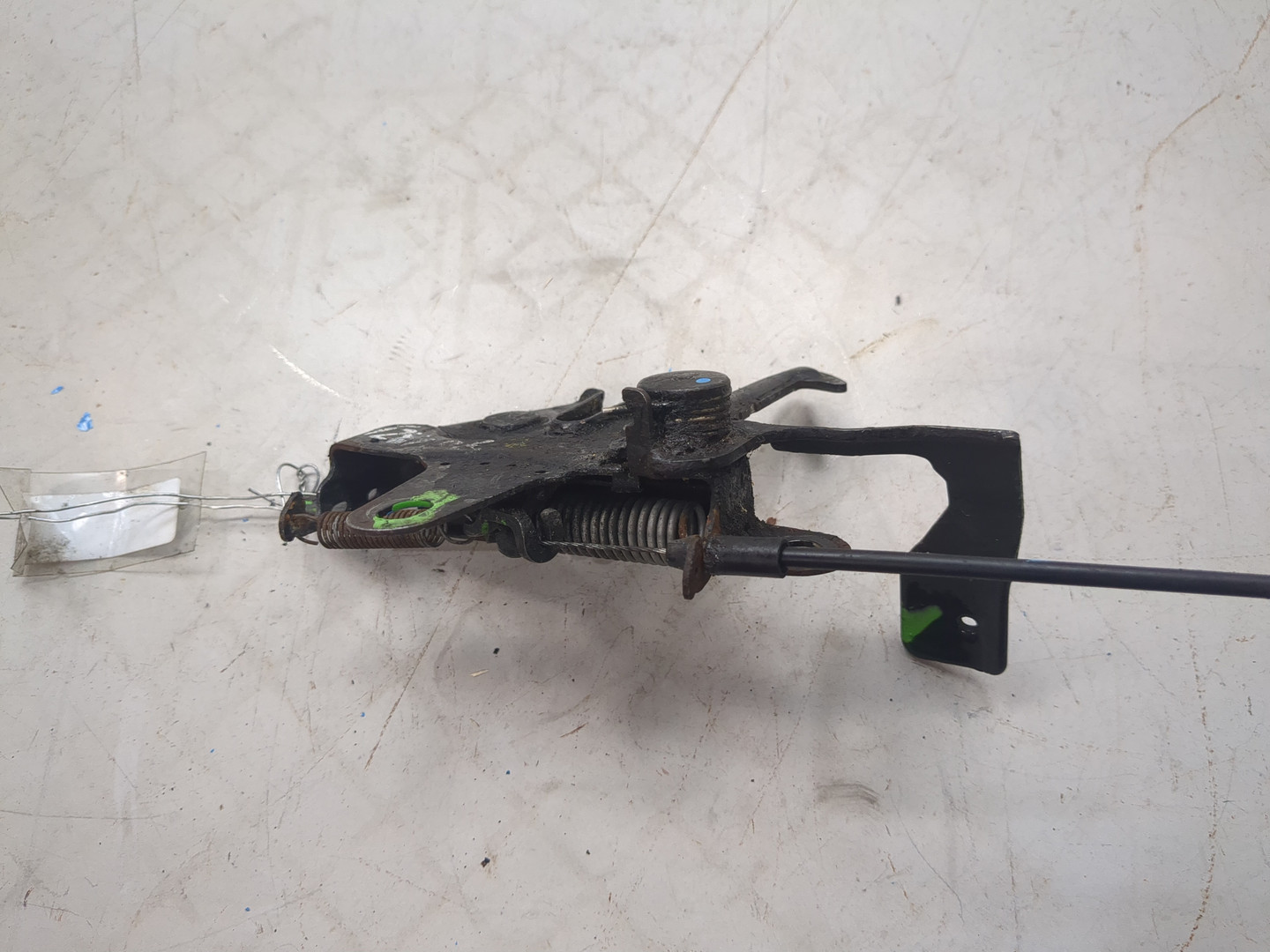 Замок капота