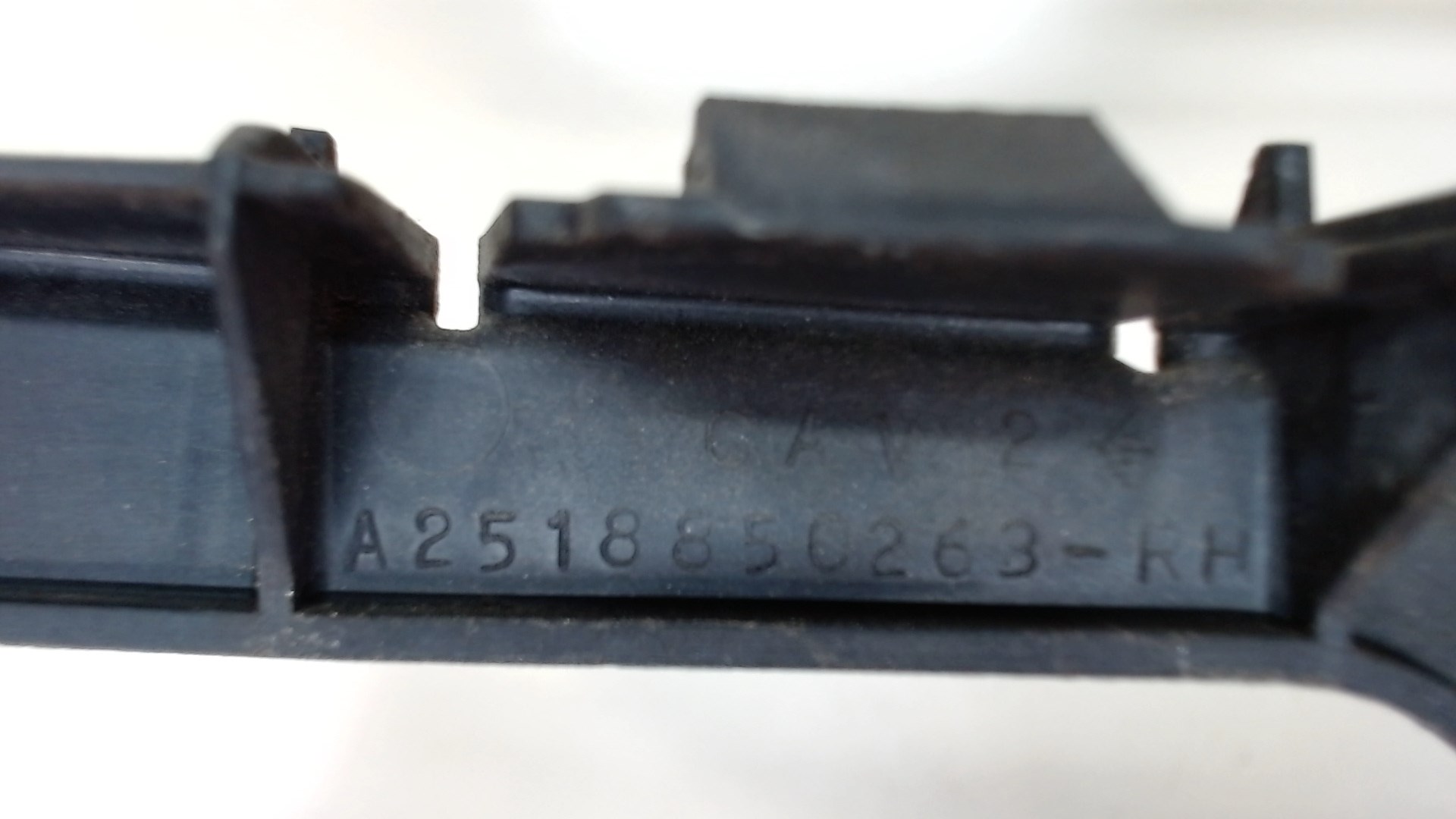 Кронштейн заднего бампера правый