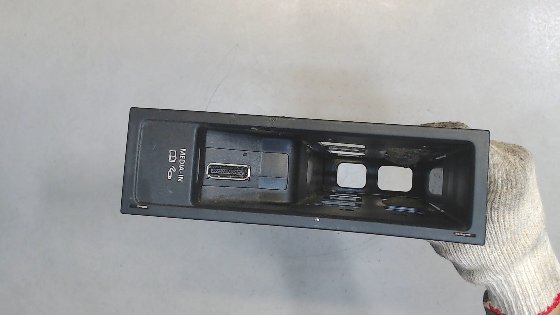 Гнездо AUX / USB IN