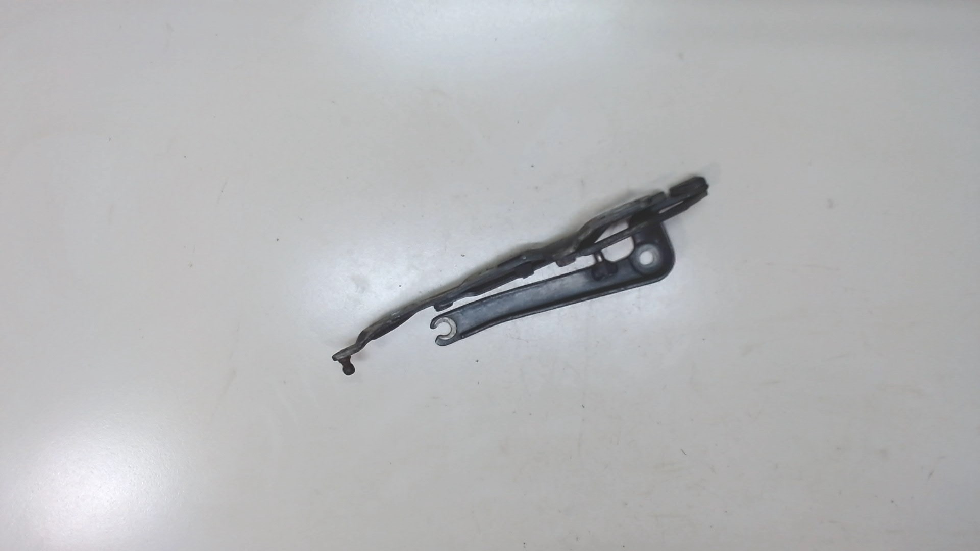 Петля крышки багажника