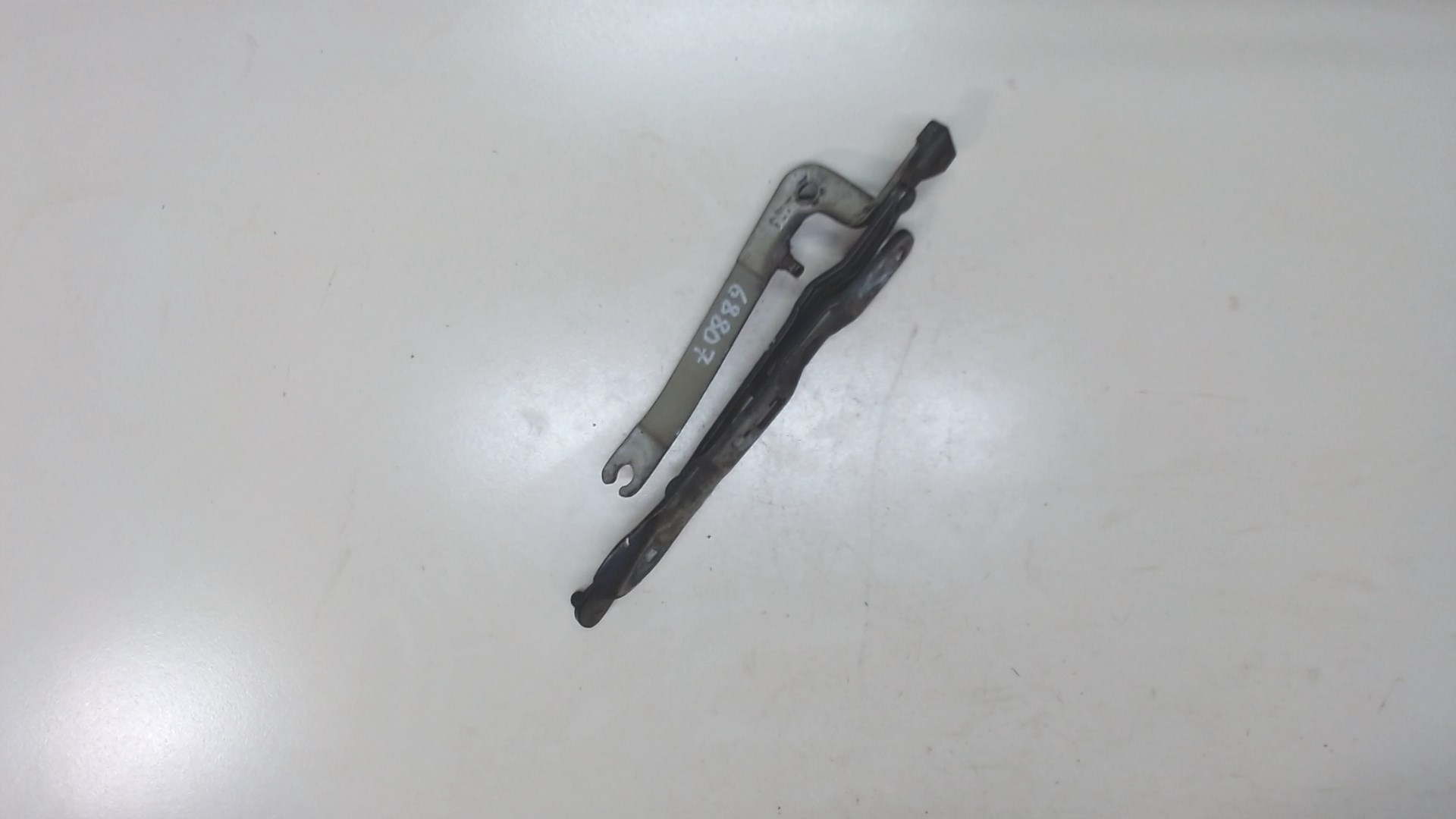 Петля крышки багажника