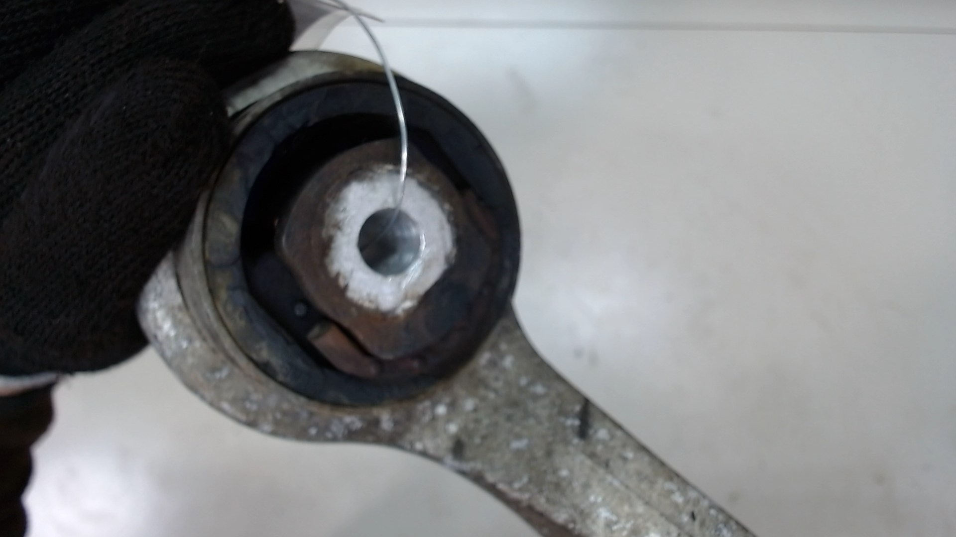 Рычаг передний правый