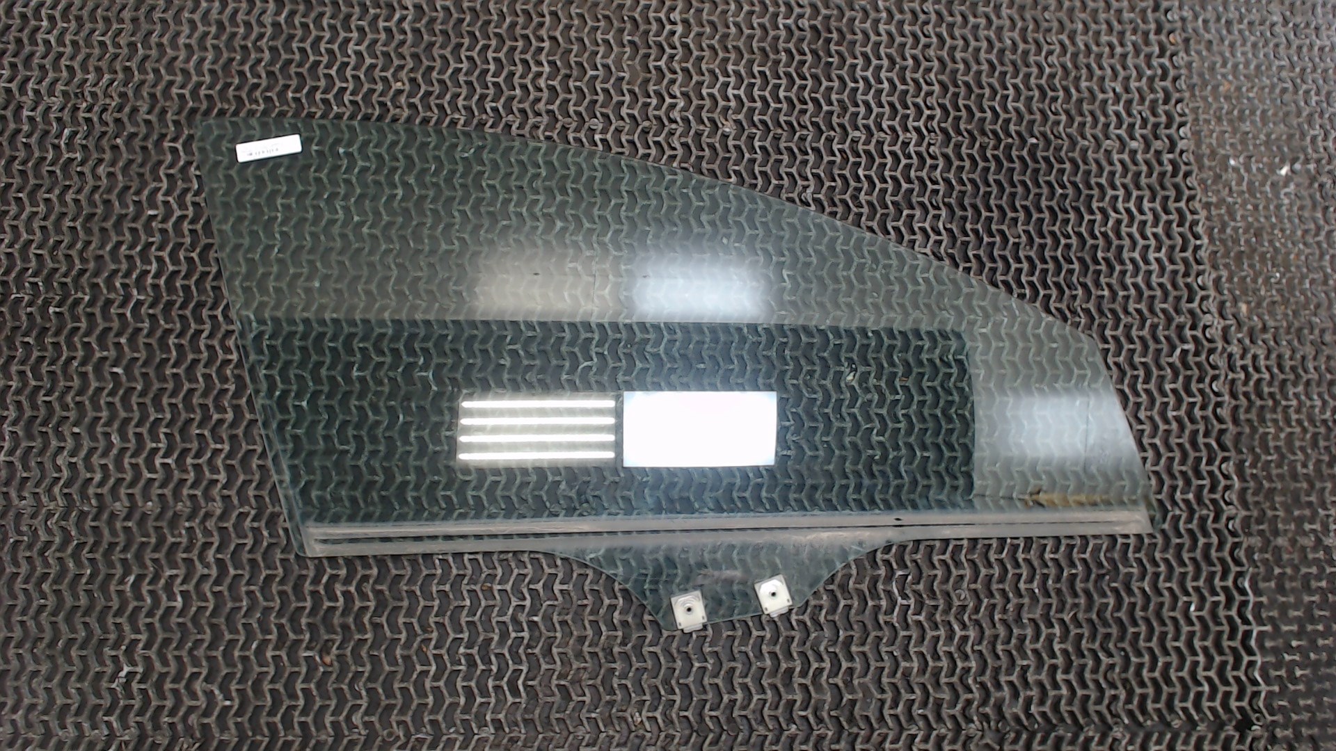 Стекло двери передней правой