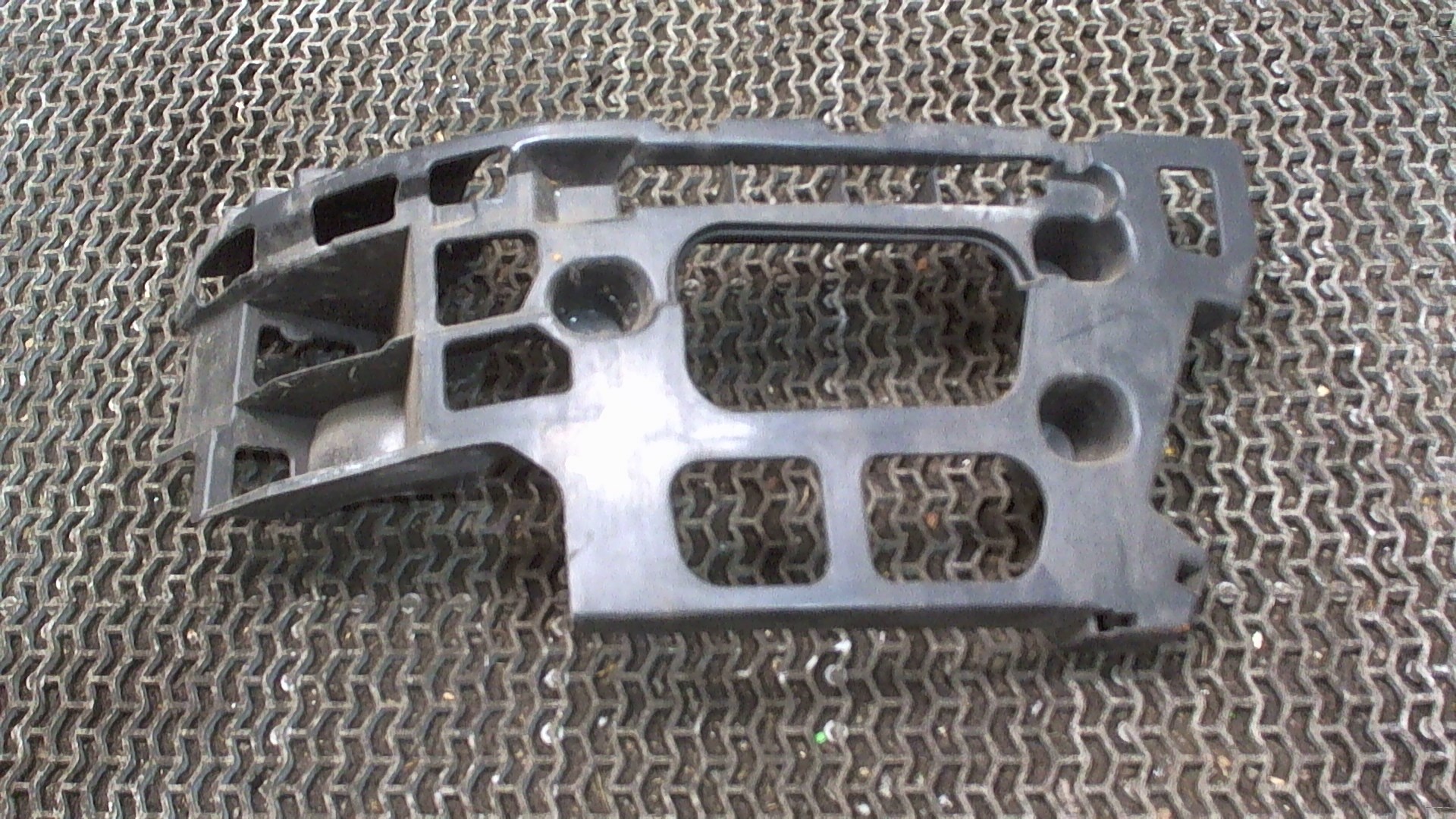 Кронштейн заднего бампера правый