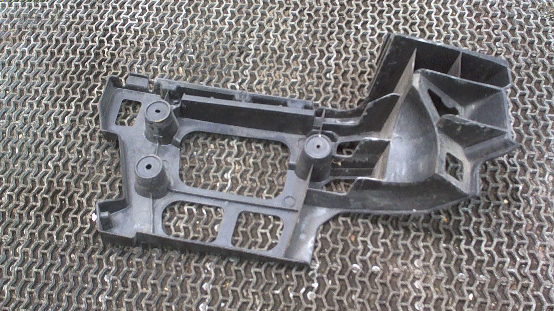 Кронштейн заднего бампера правый