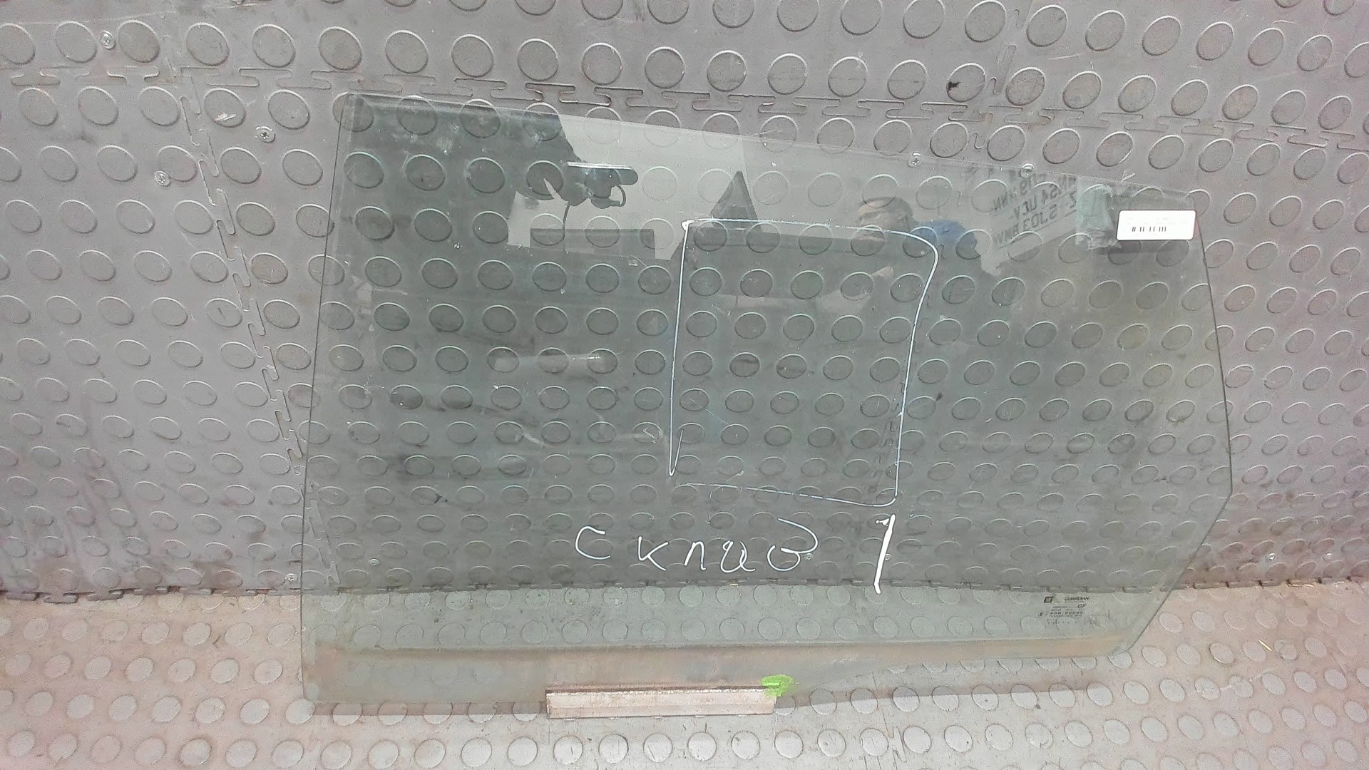 Стекло двери задней левой