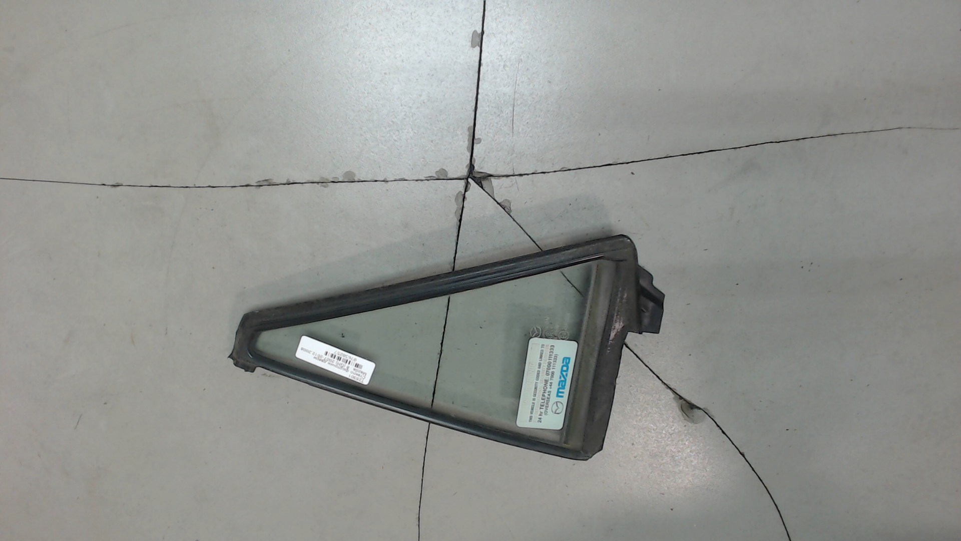 Стекло двери задней левой (форточка)