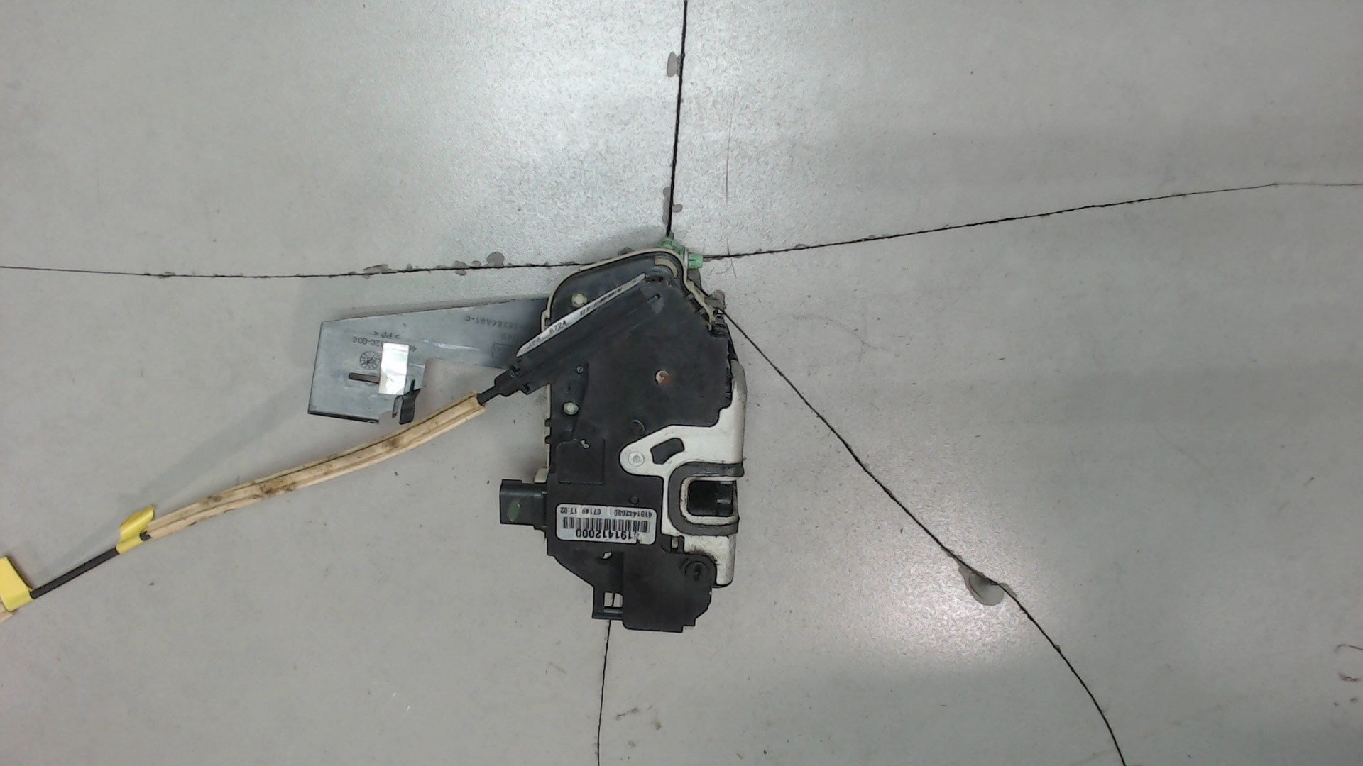 Замок двери задней левой