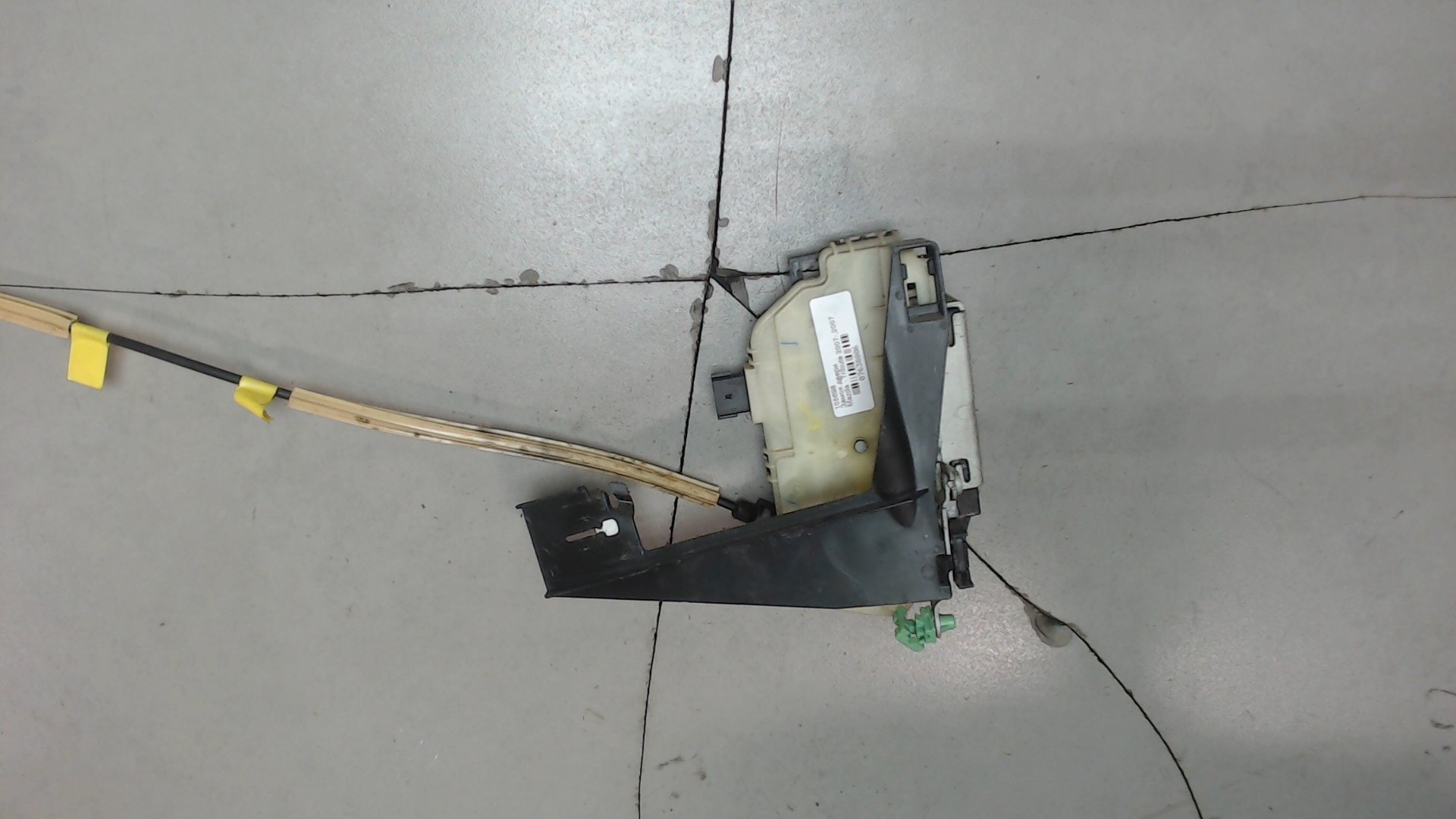 Замок двери задней левой