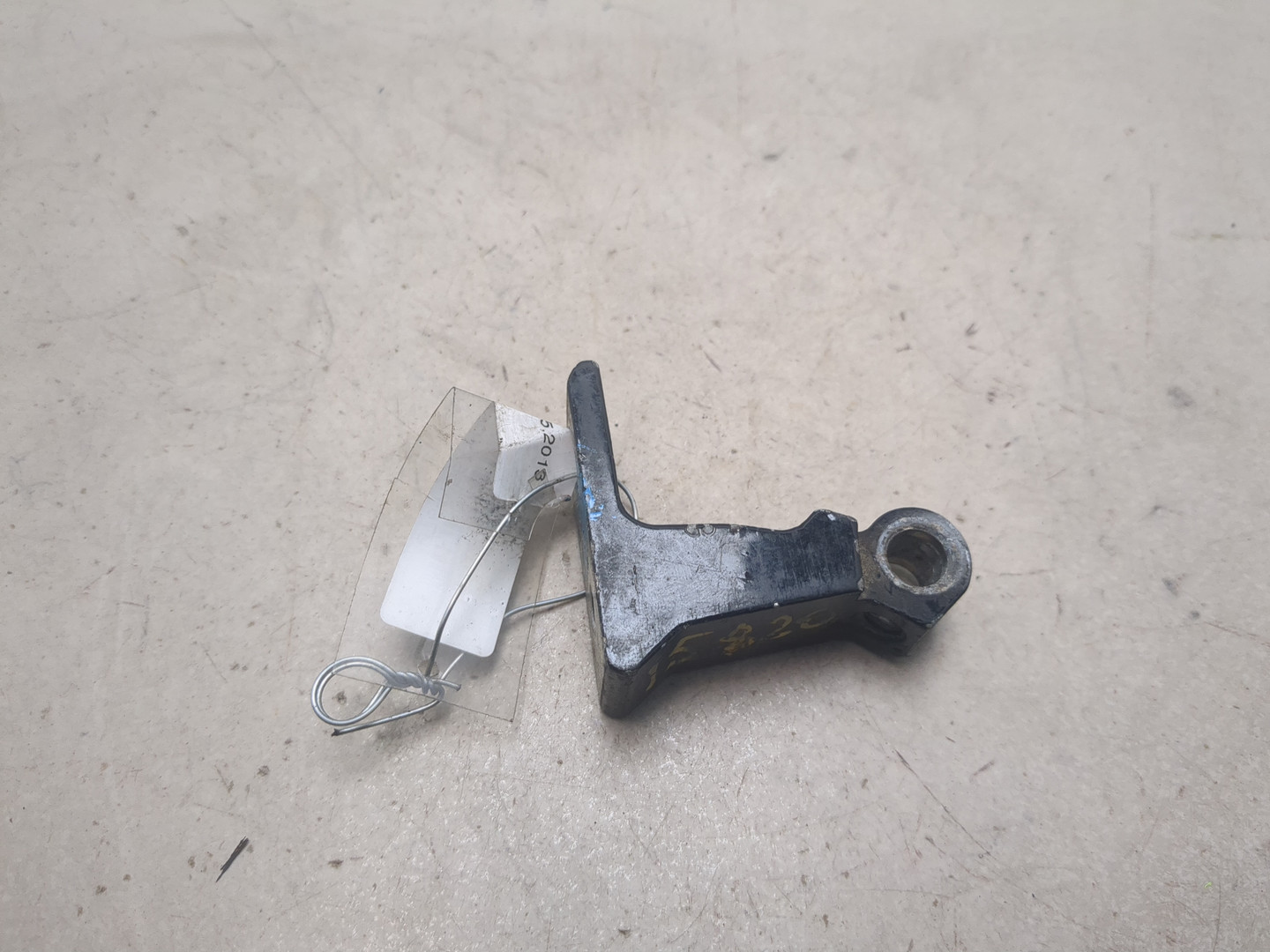 Петля двери передней