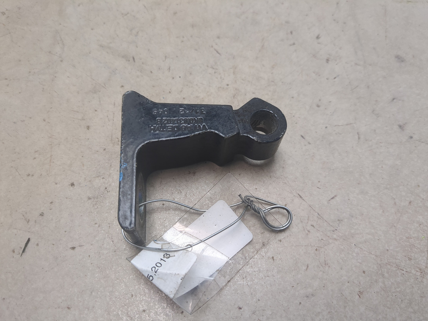 Петля двери передней