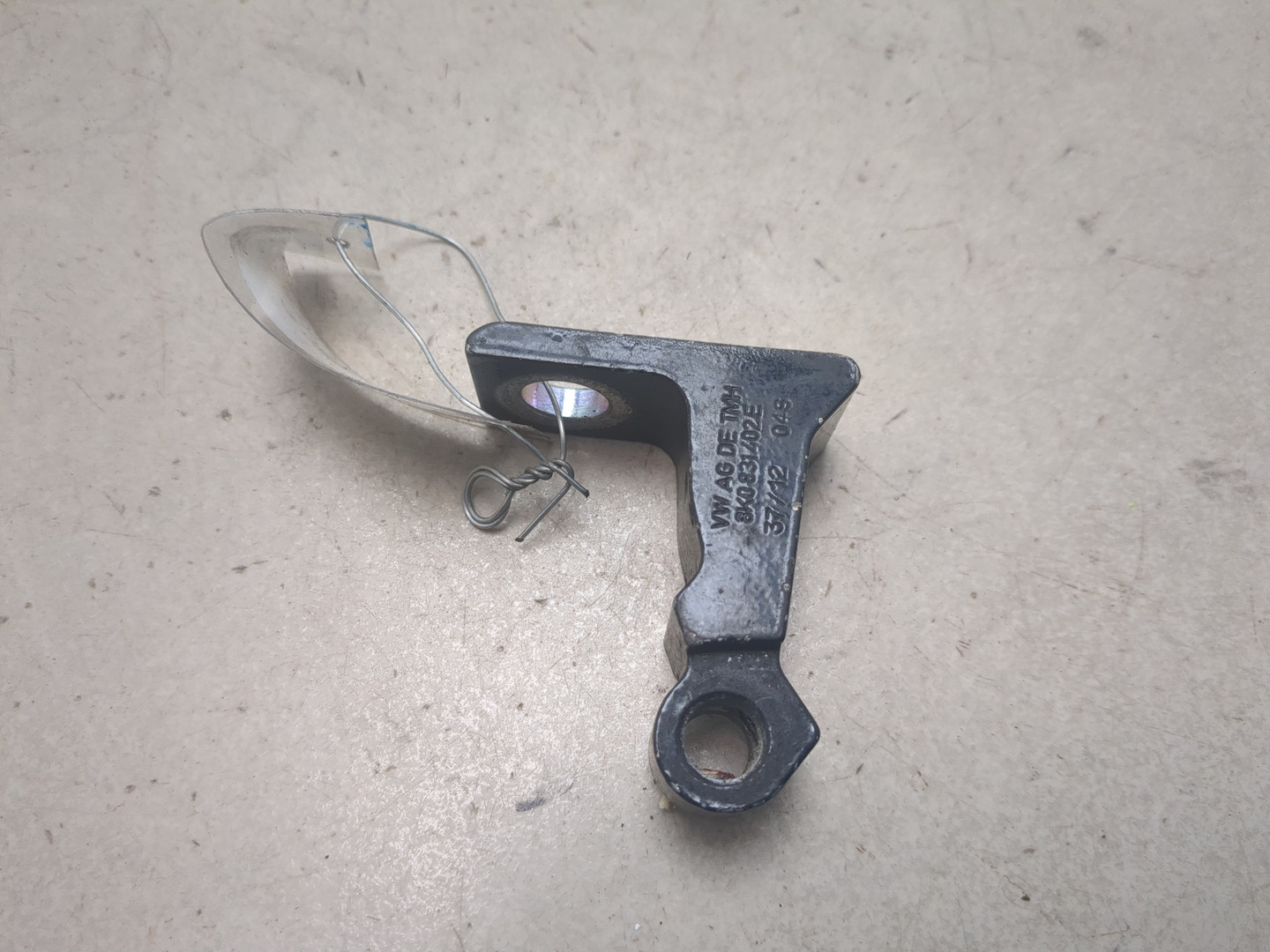 Петля двери передней