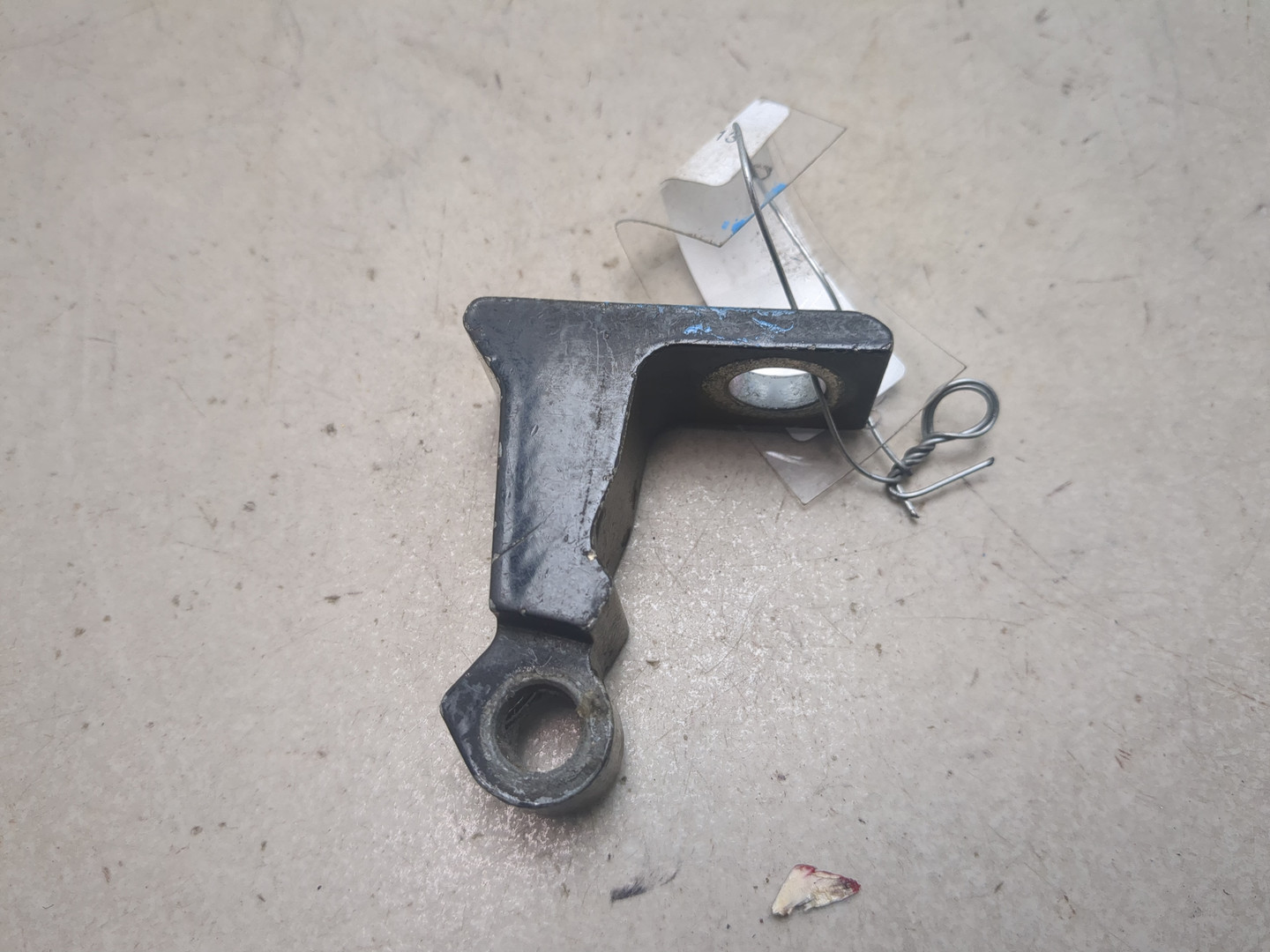 Петля двери передней