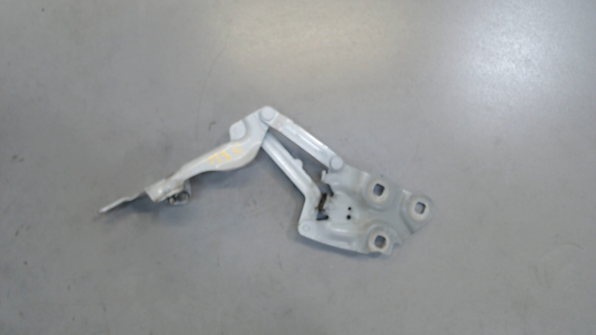 Петля капота левая