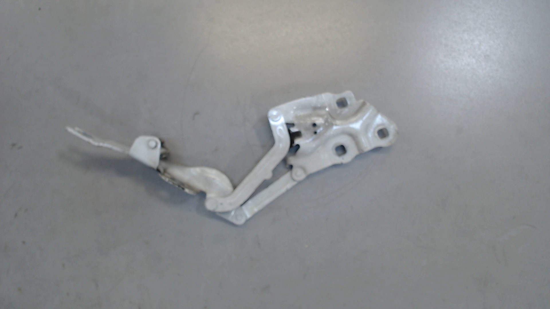 Петля капота левая