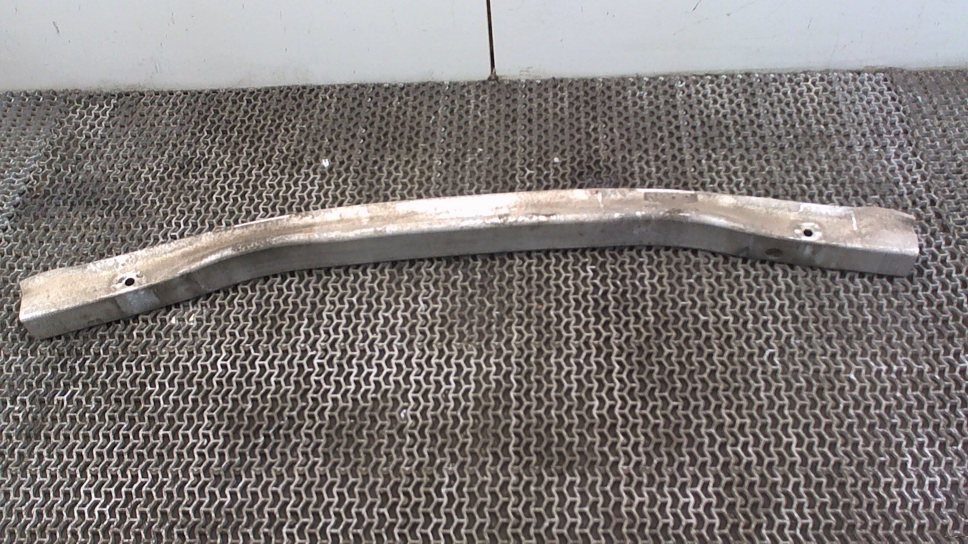 Усилитель переднего бампера