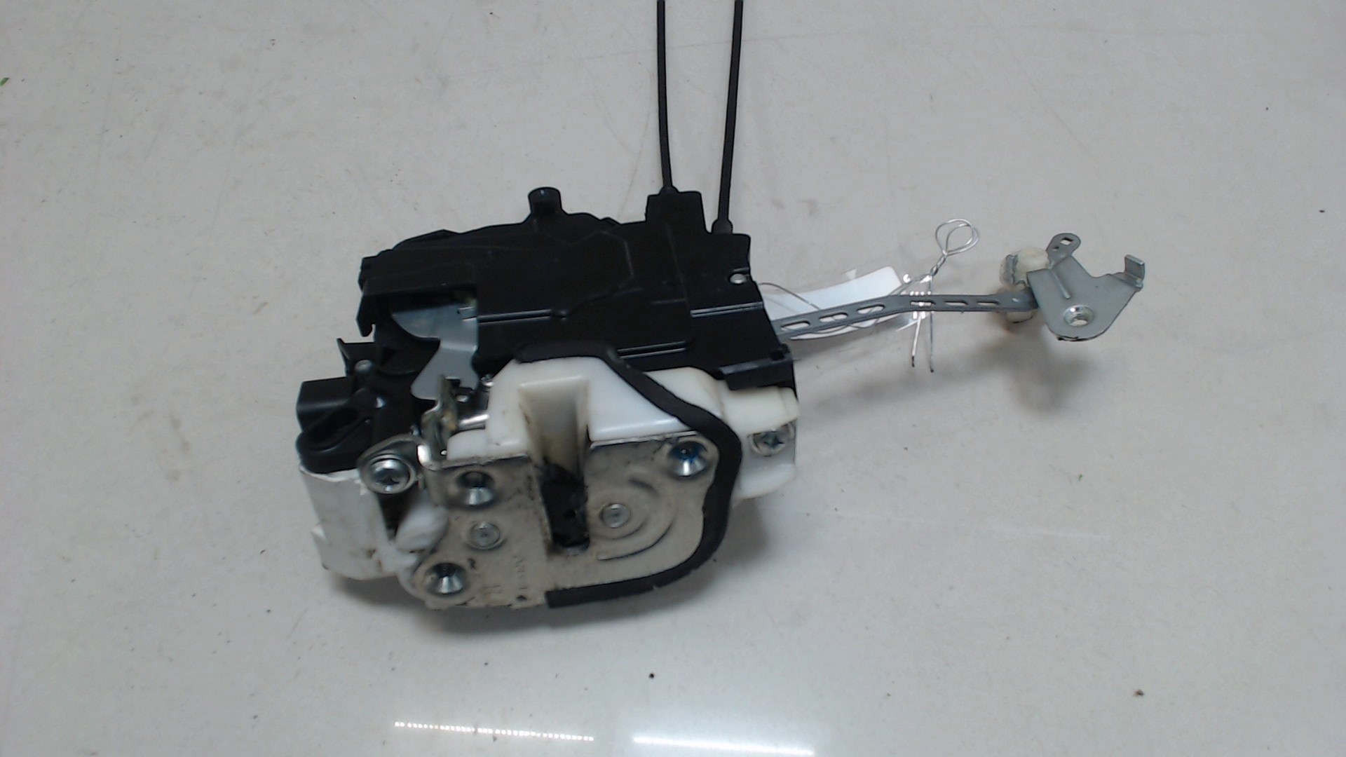 Замок двери передней правой