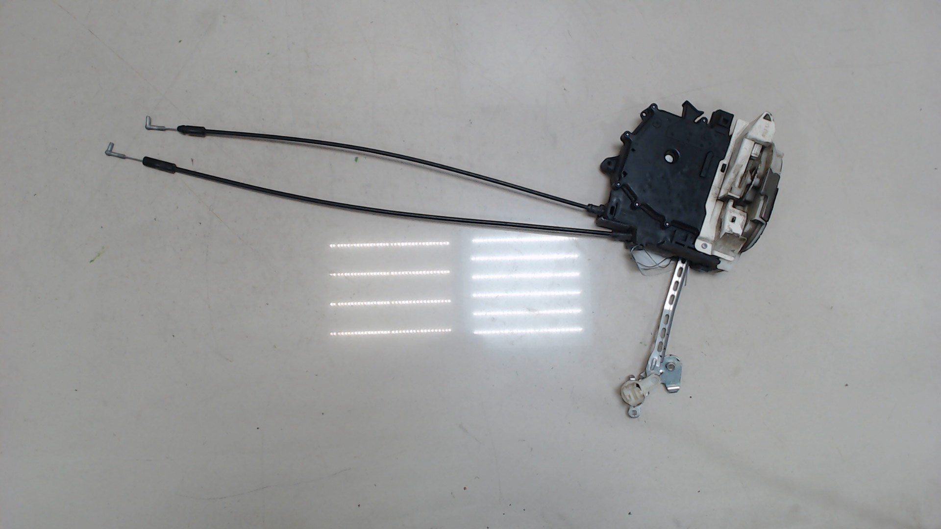 Замок двери передней правой