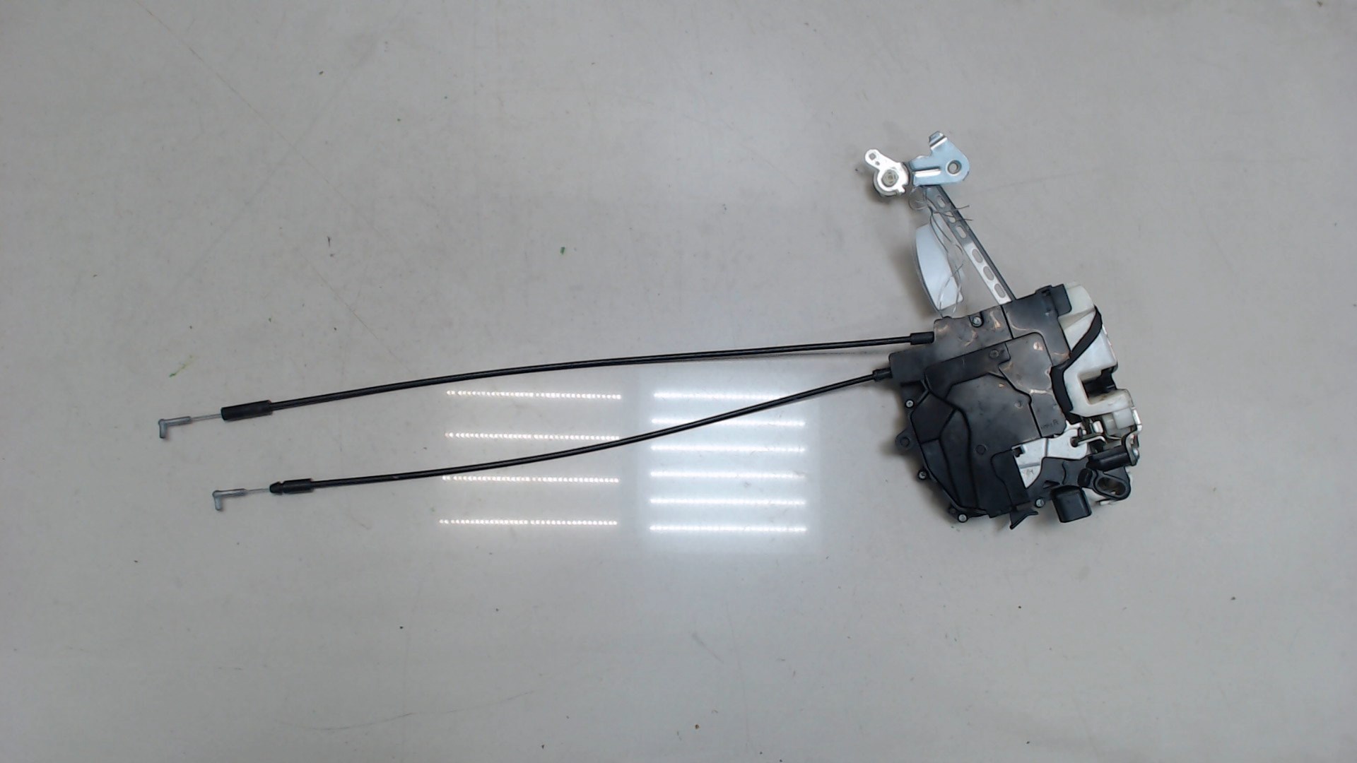 Замок двери передней правой