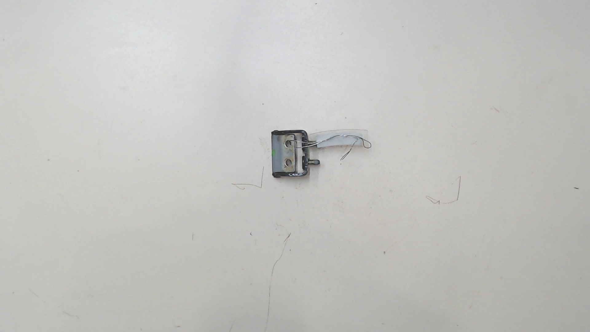 Петля крышки багажника