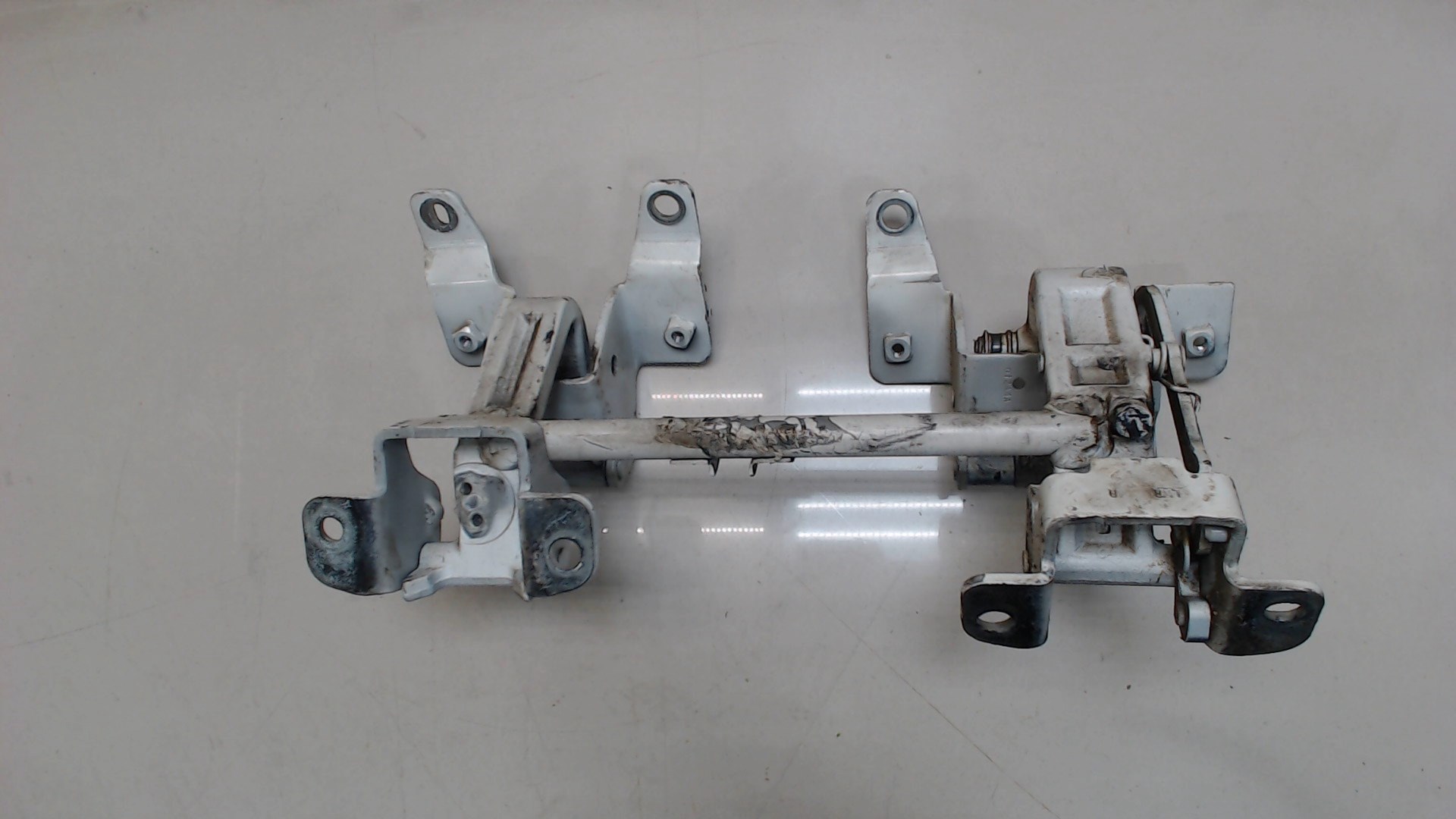 Петля крышки багажника