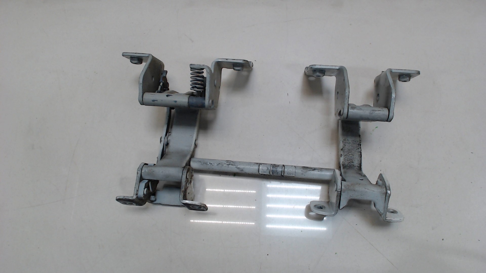 Петля крышки багажника