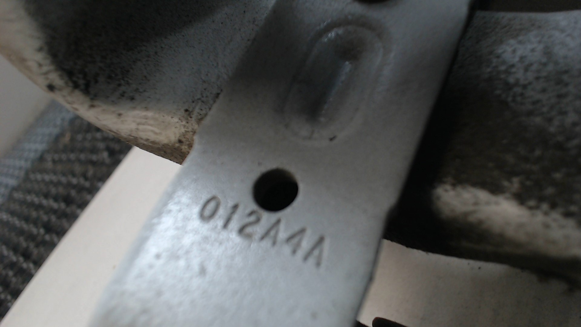 Петля крышки багажника