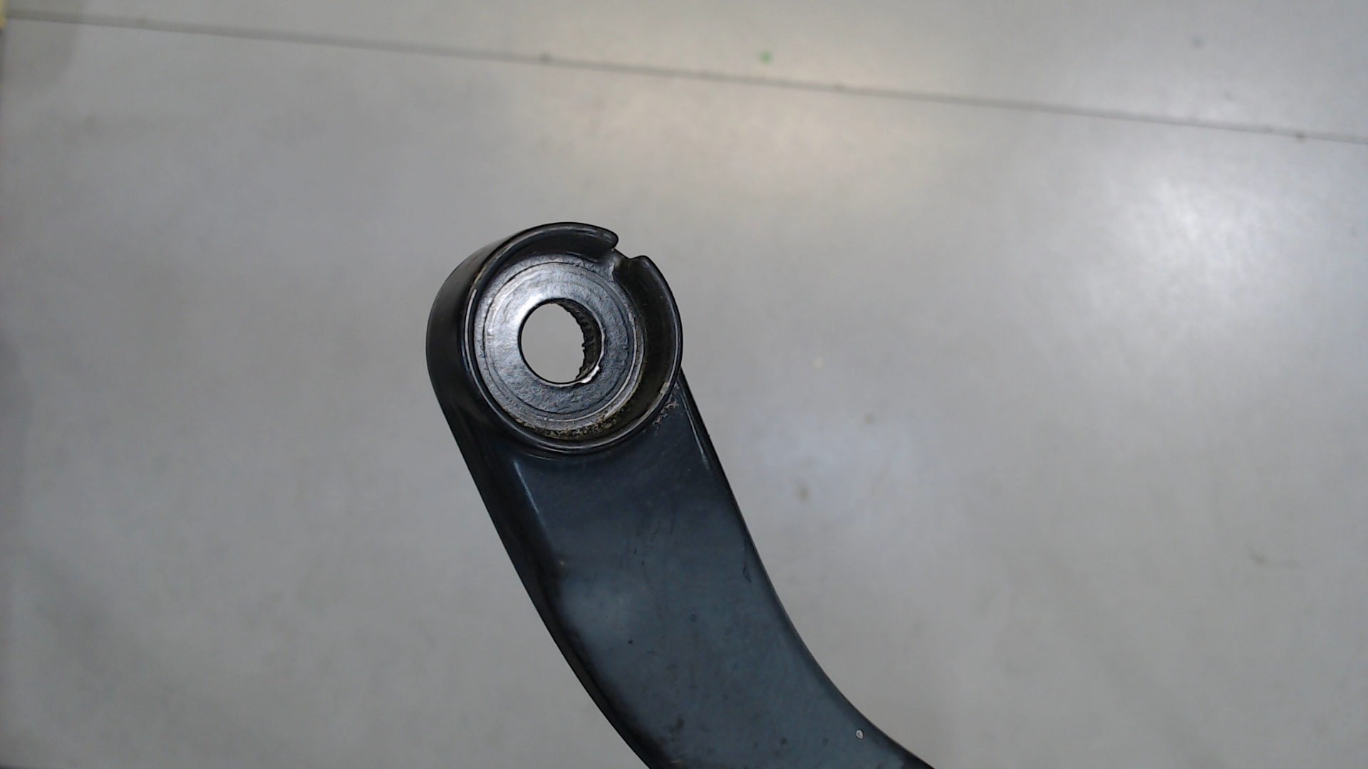 Поводок стеклоочистителя передний левый