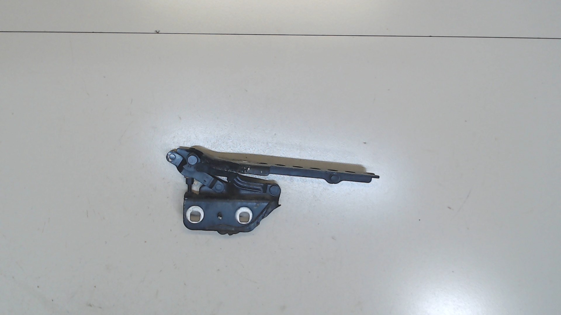 Петля капота левая