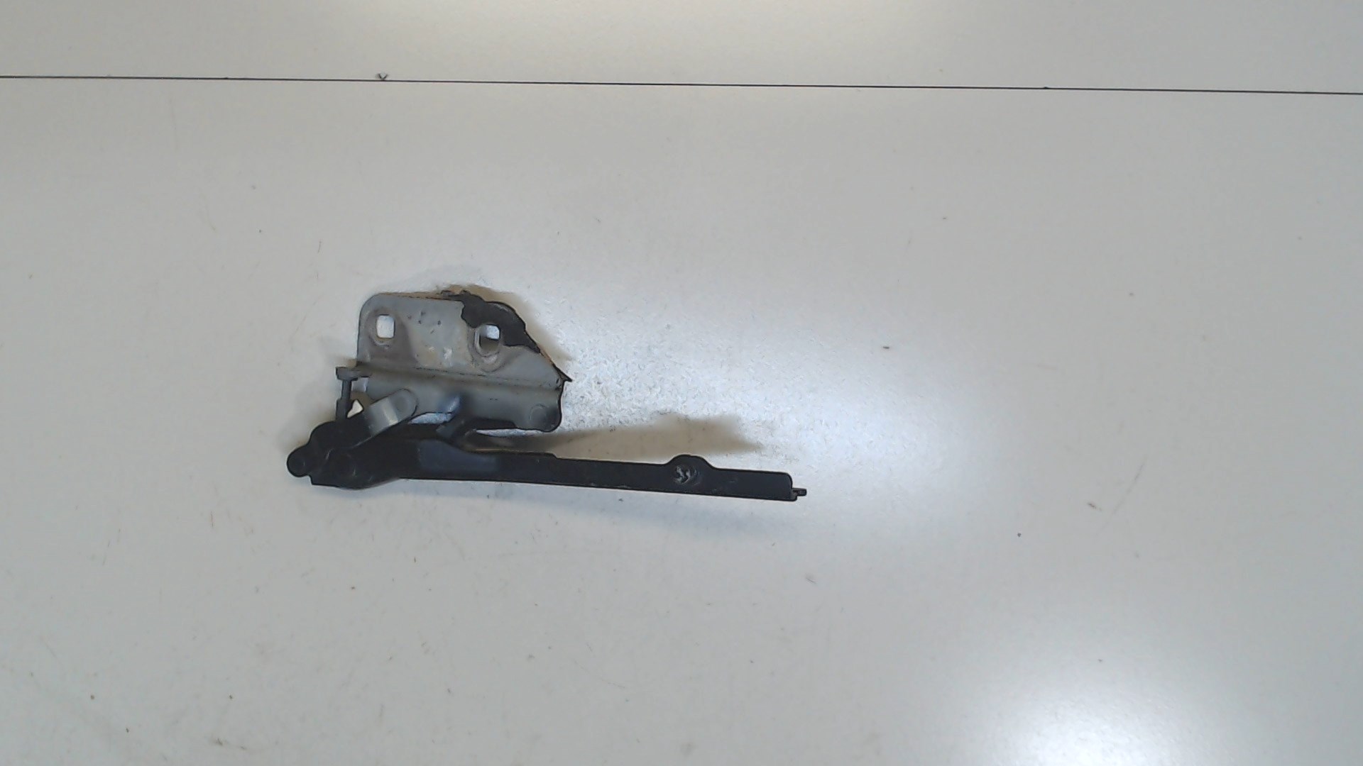 Петля капота левая