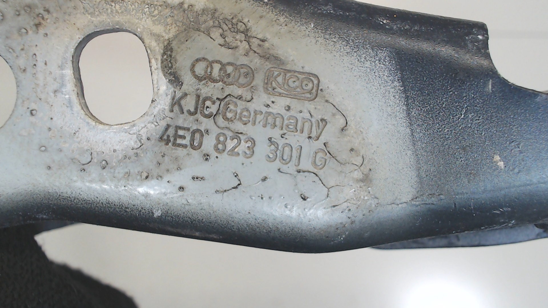 Петля капота левая