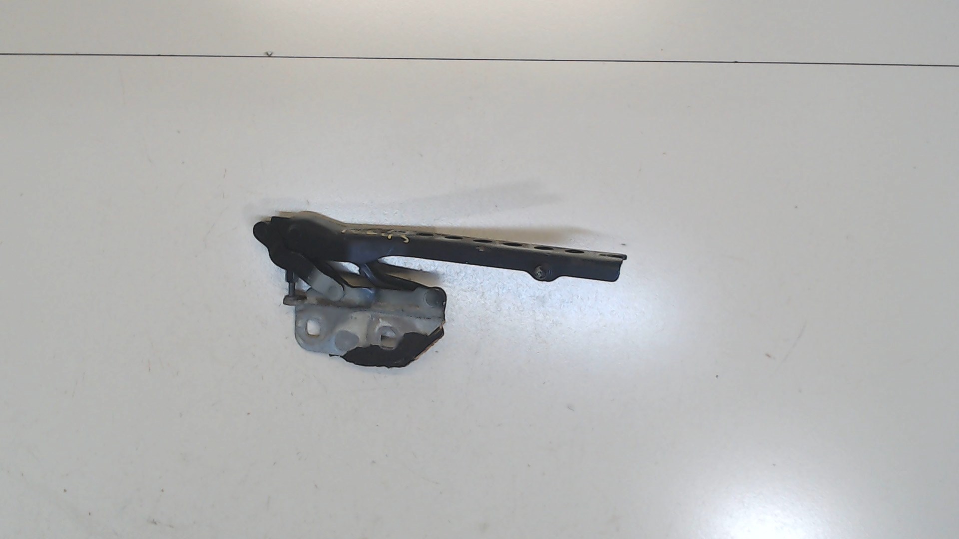 Петля капота правая