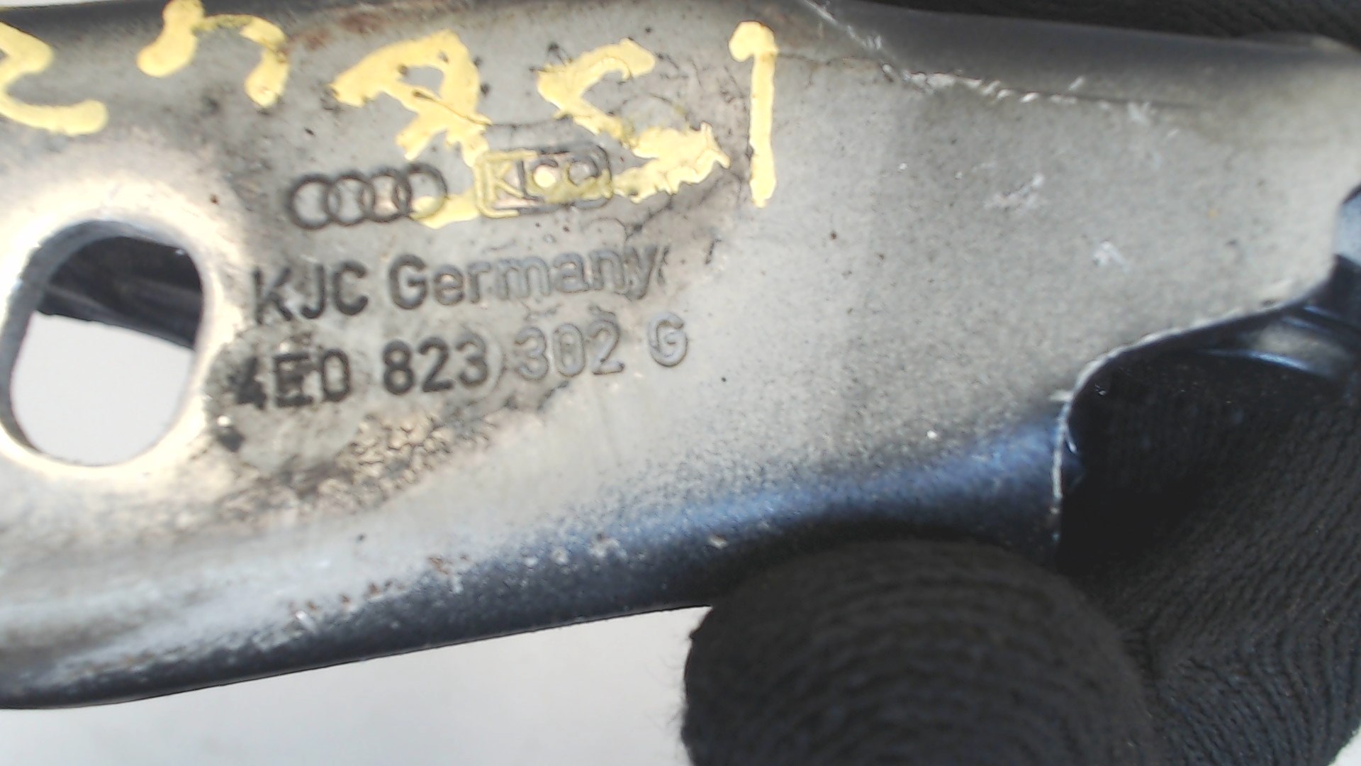 Петля капота правая