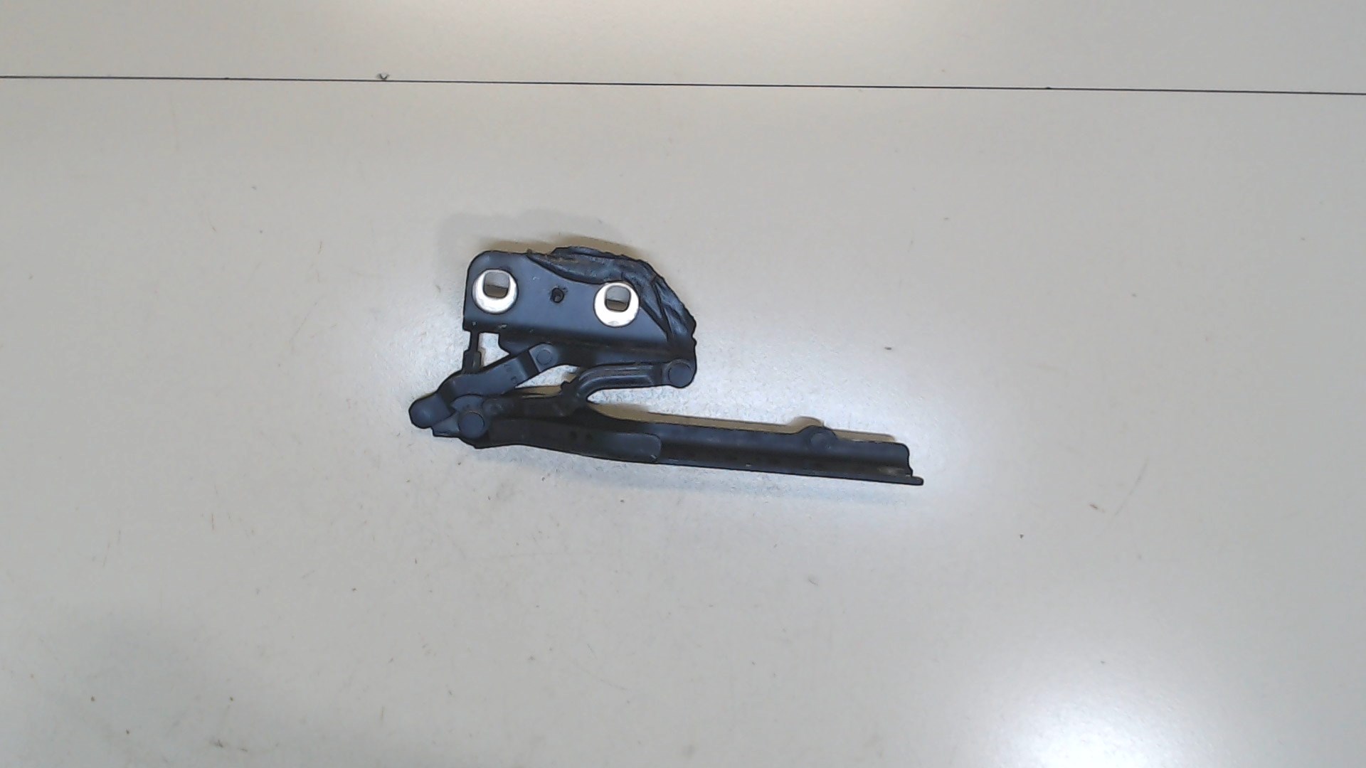 Петля капота правая