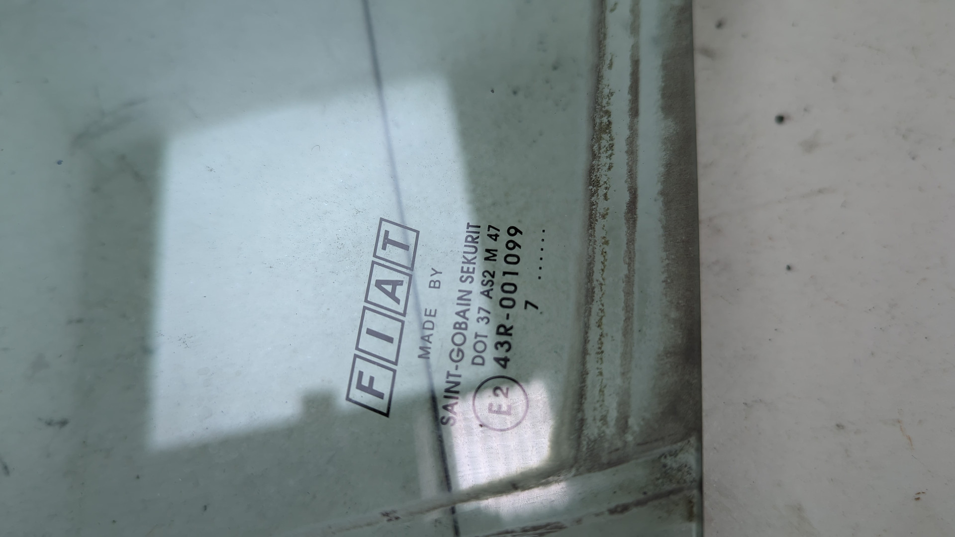 Стекло двери передней правой