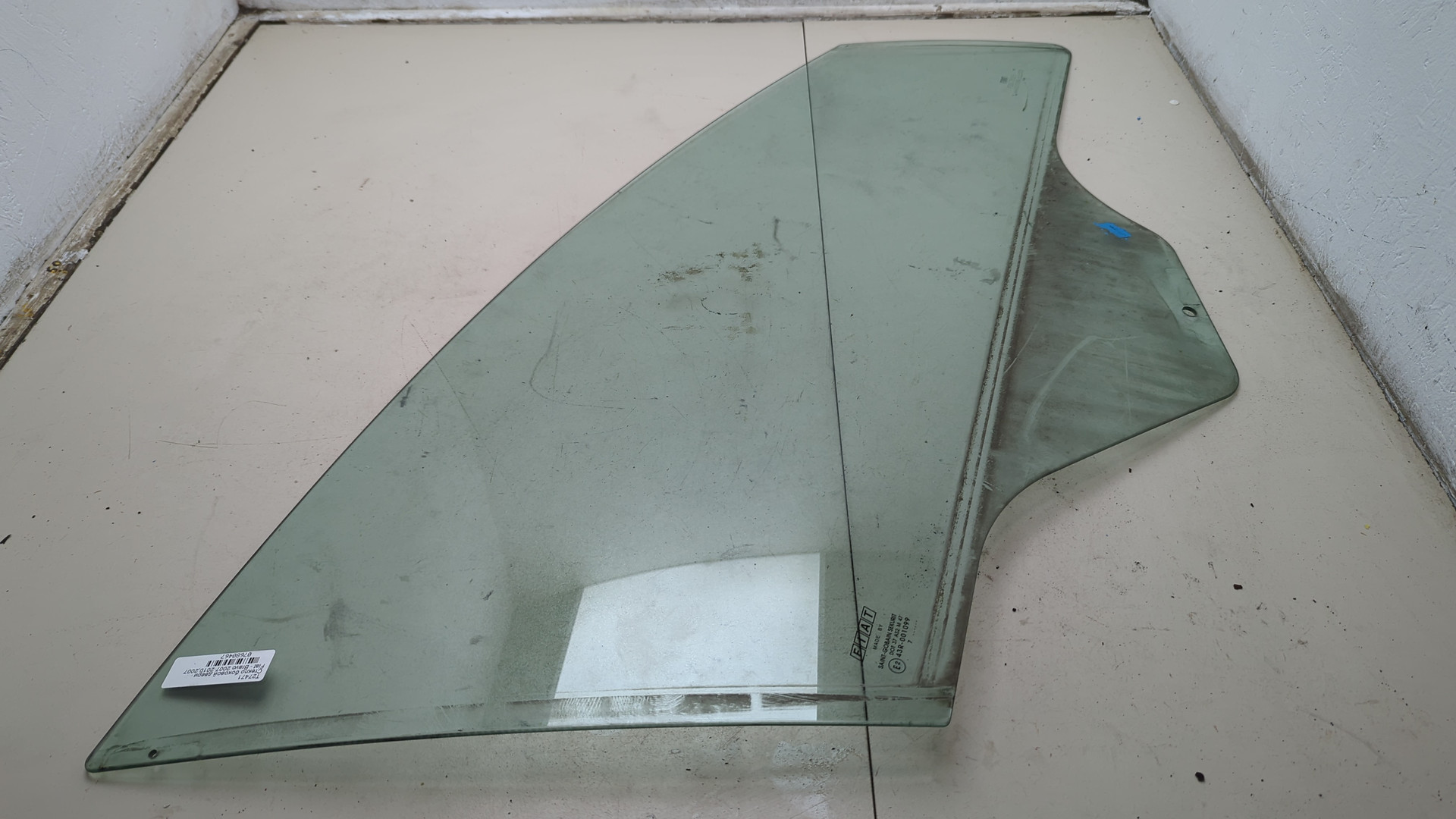 Стекло двери передней правой