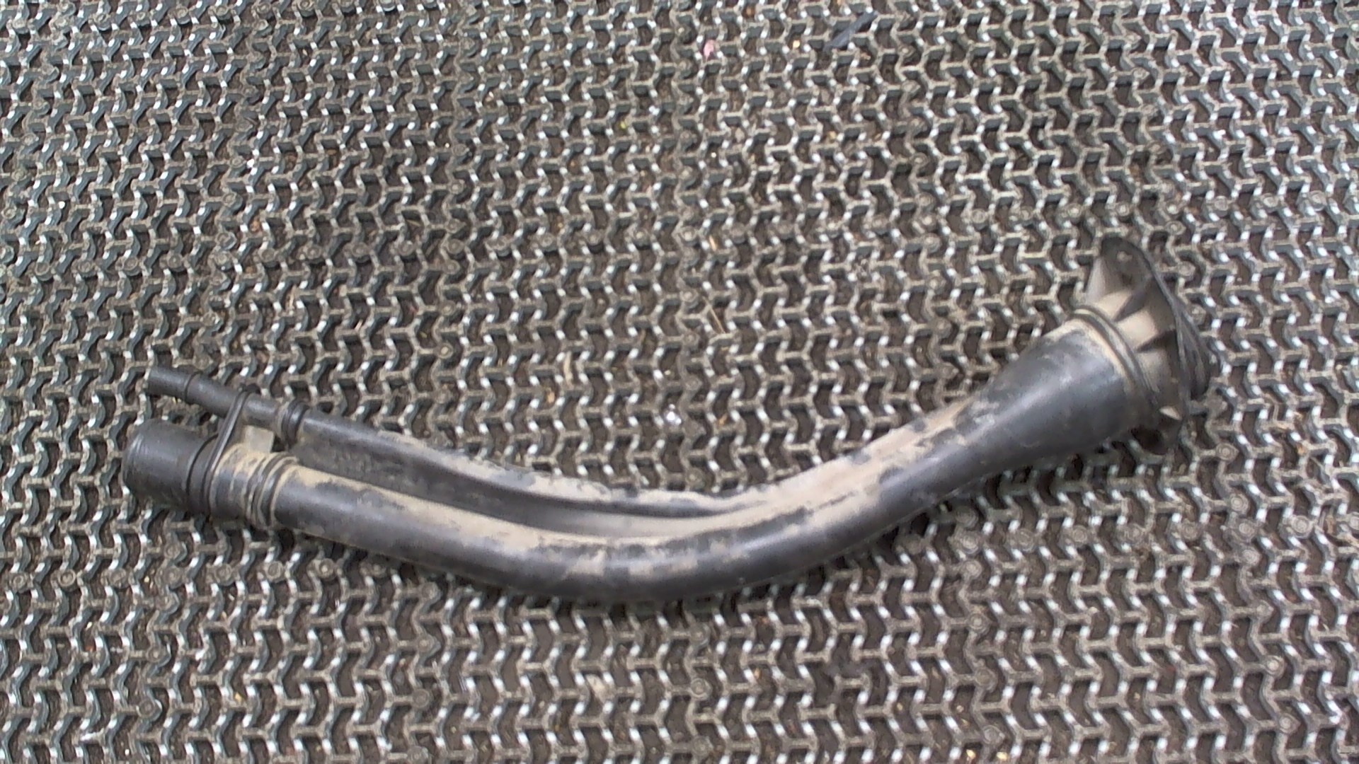 Горловина топливного бака