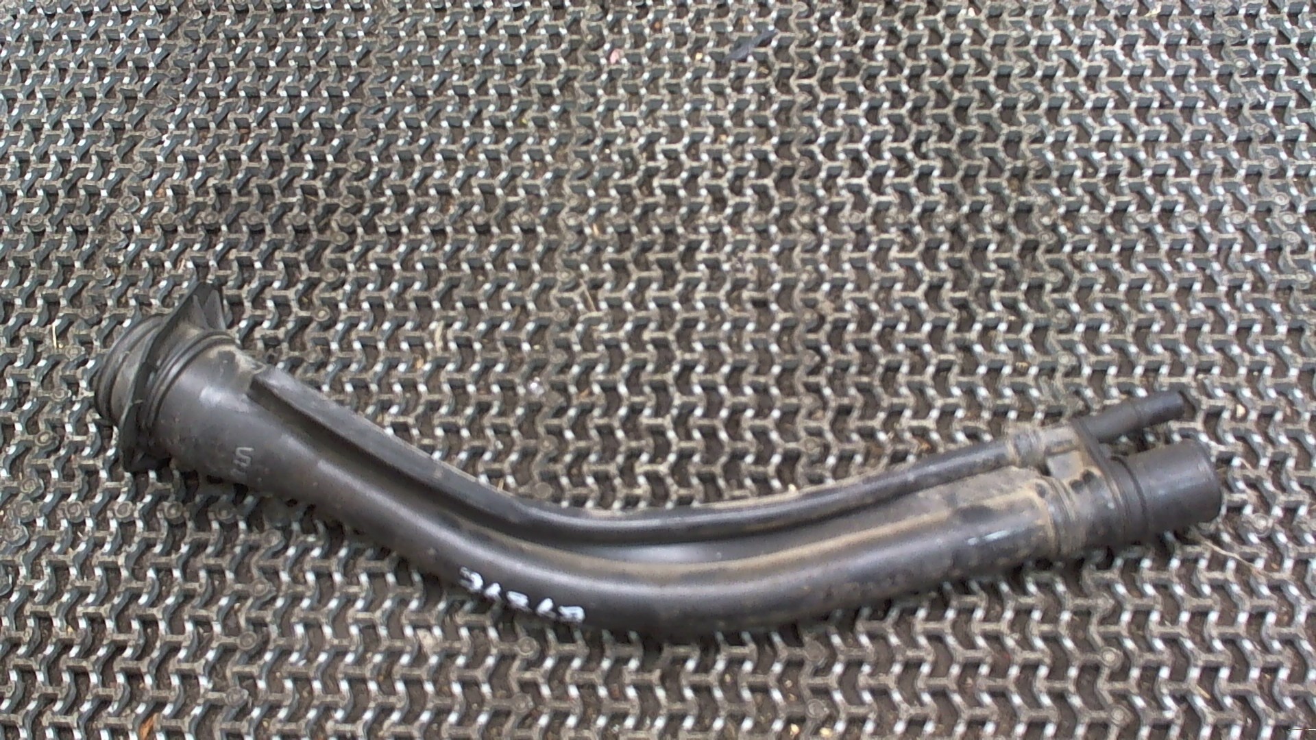 Горловина топливного бака