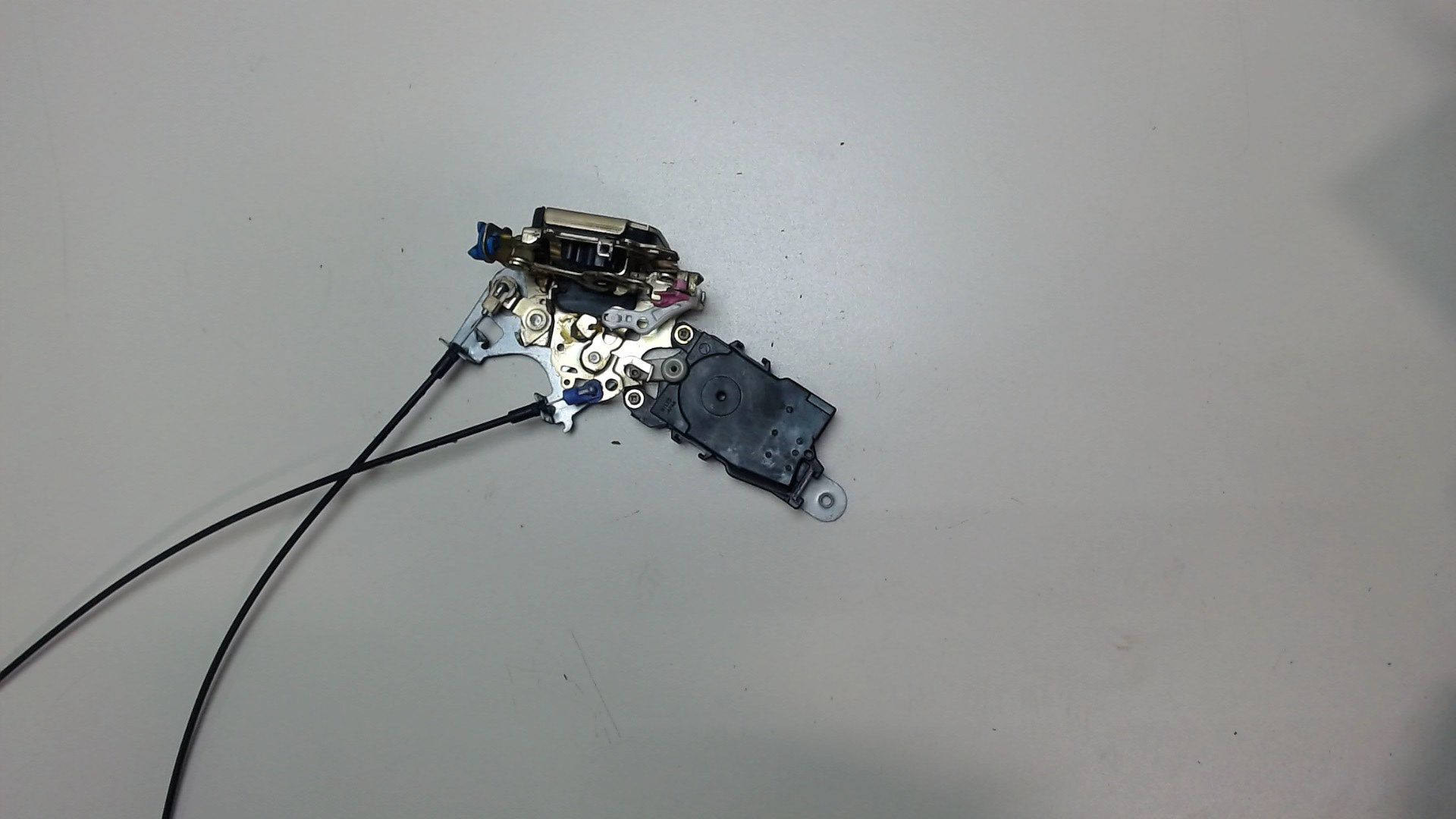 Замок двери передней левой