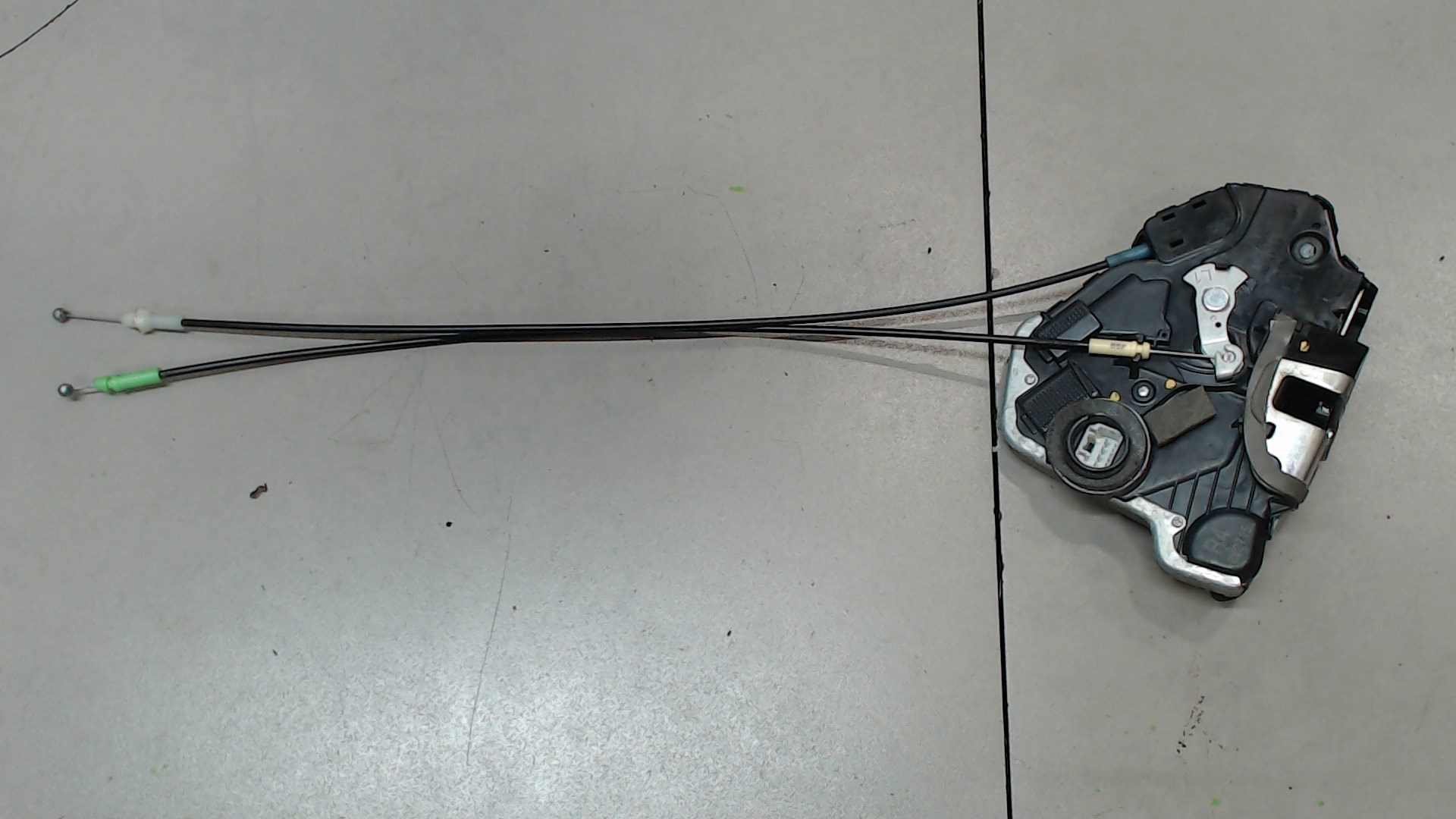 Замок двери передней левой