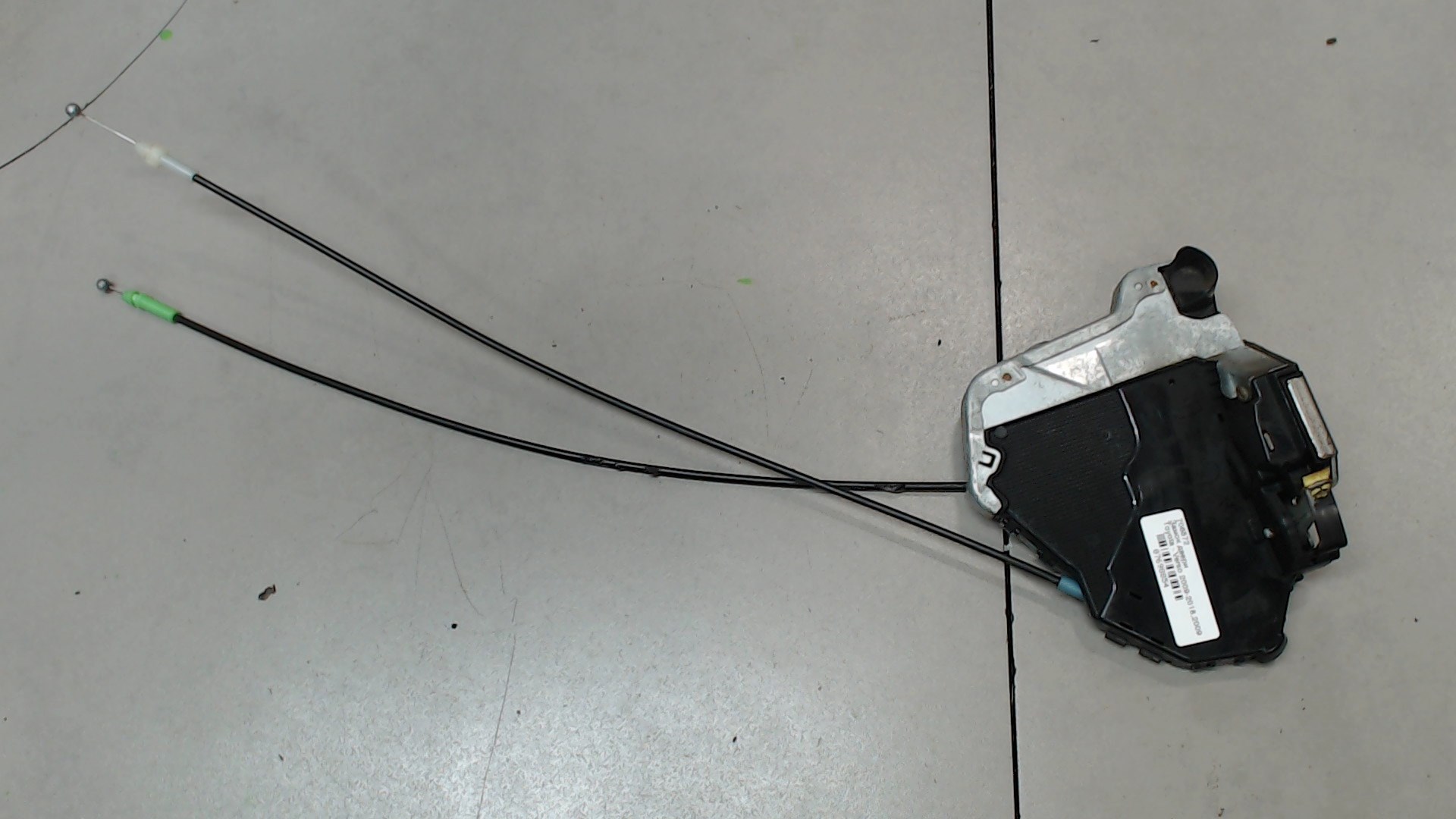 Замок двери передней левой