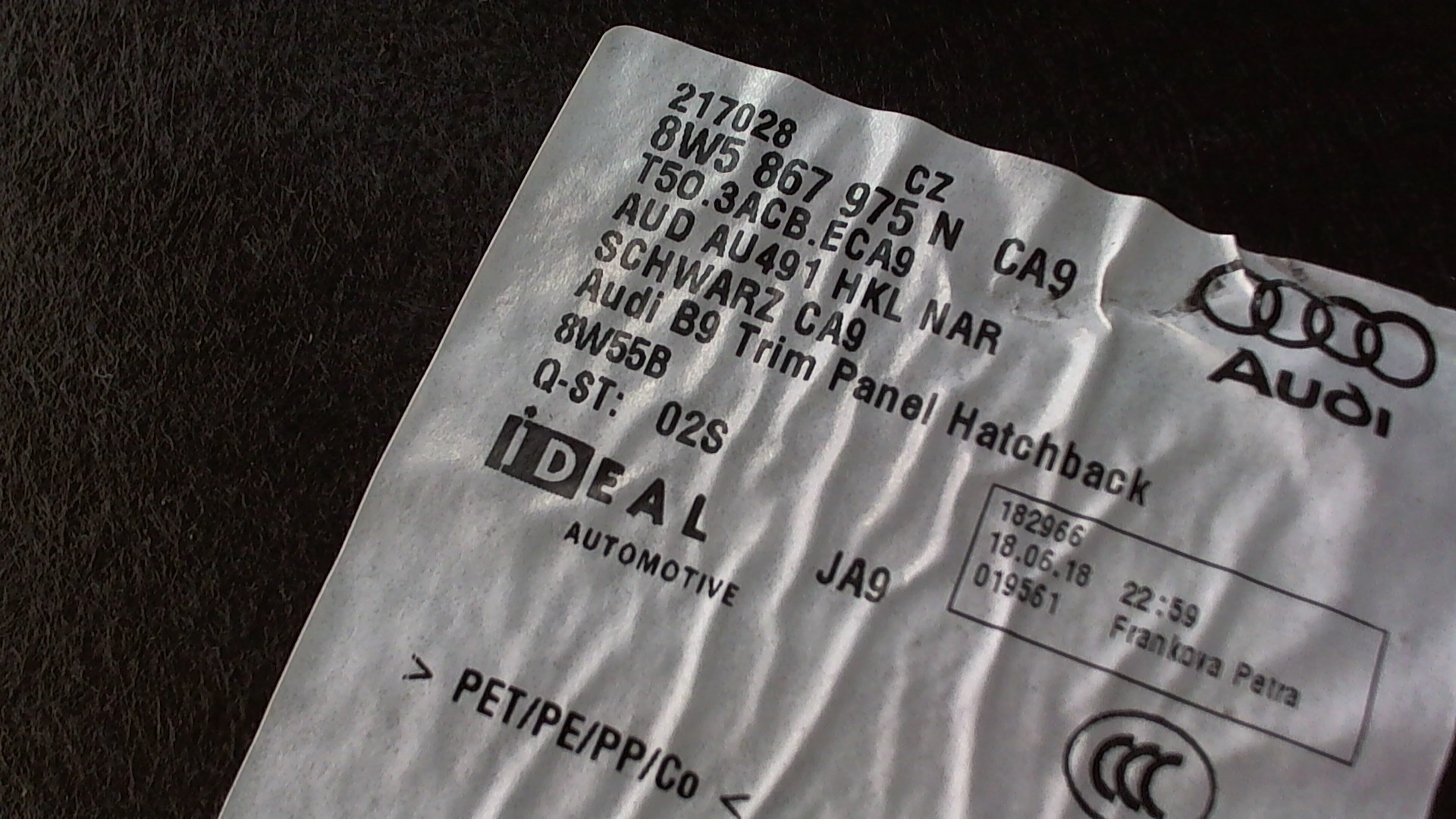 Обшивка двери багажника