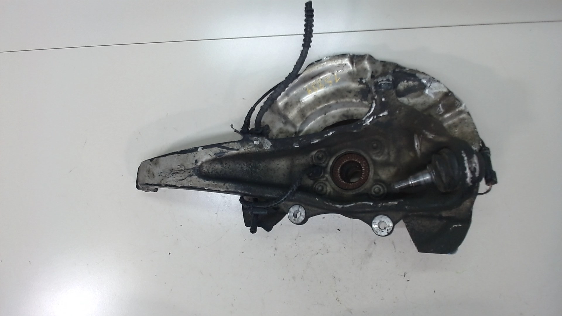 Кулак поворотный передний левый