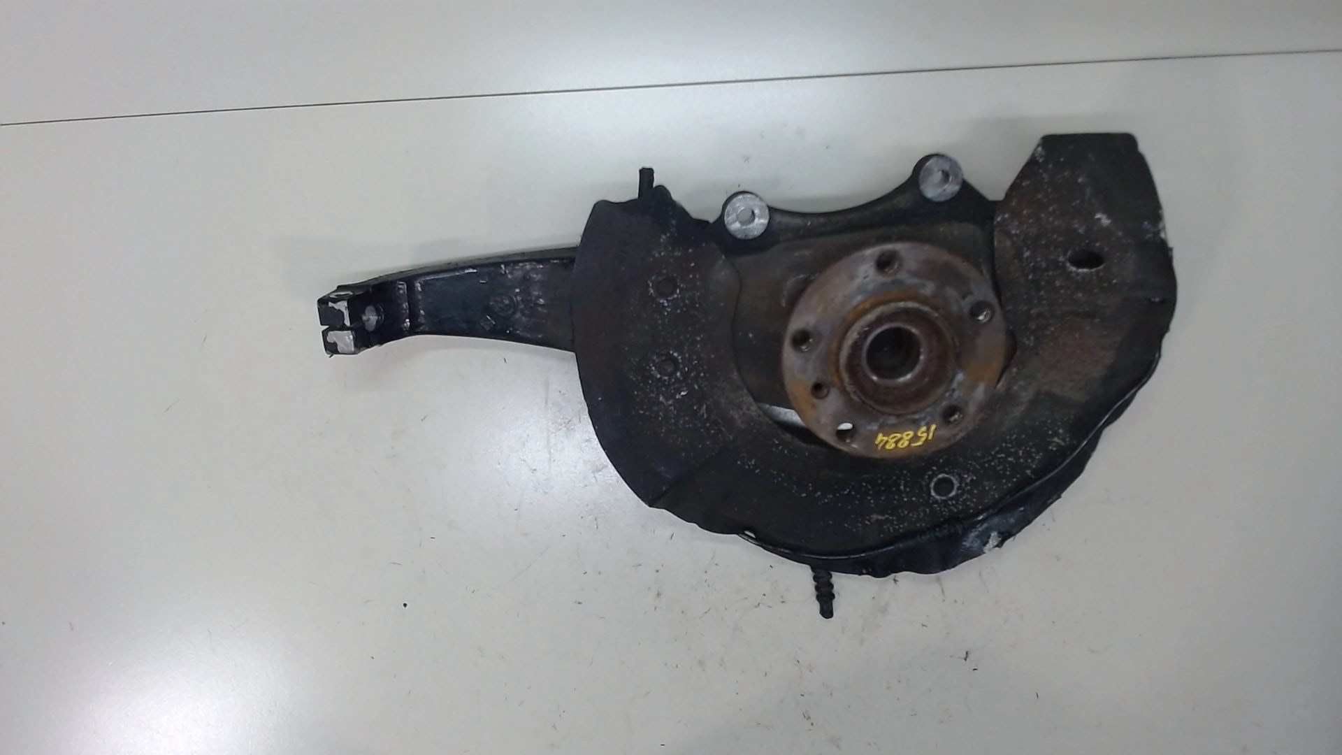 Кулак поворотный передний левый