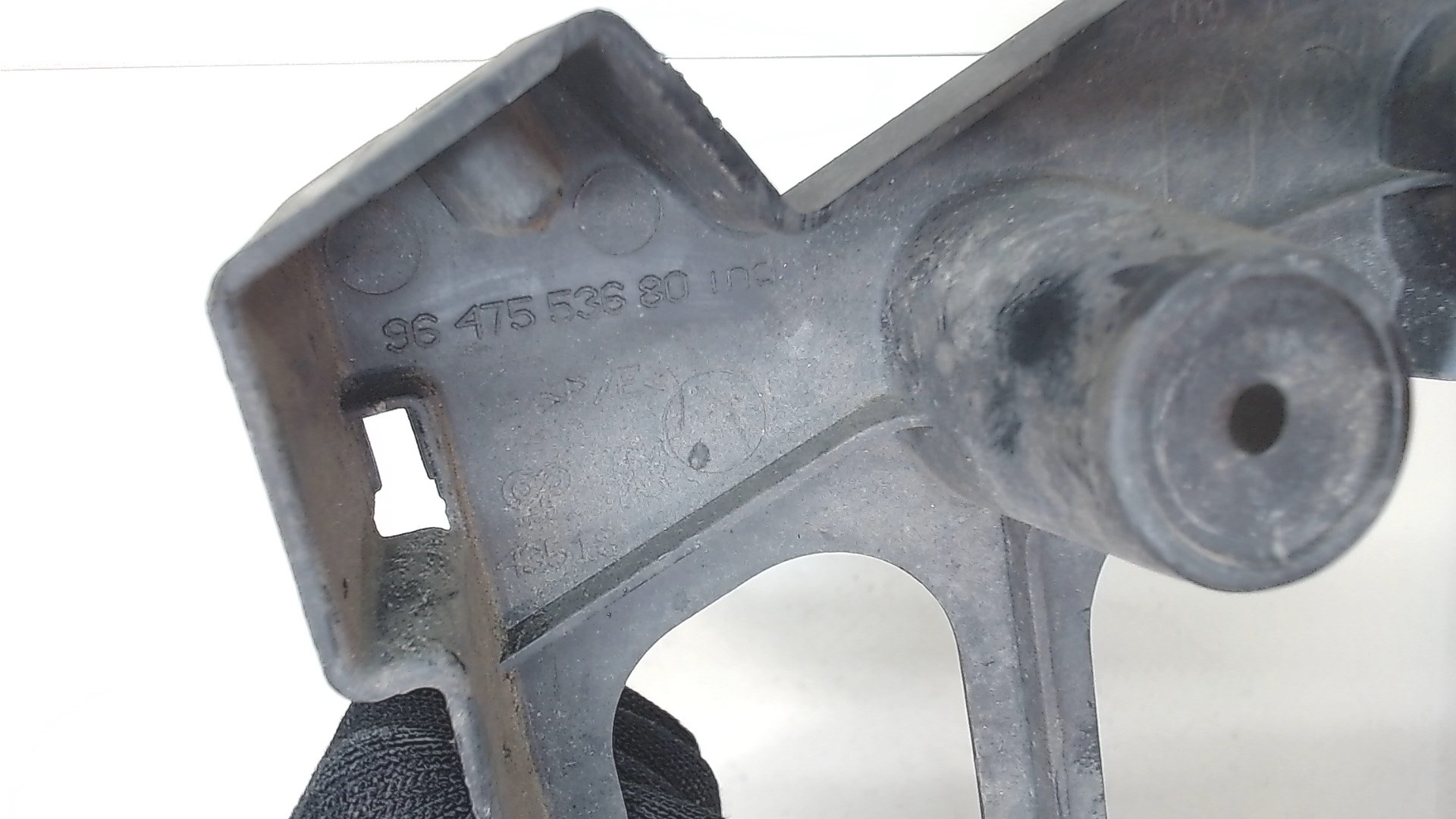 Кронштейн заднего бампера правый