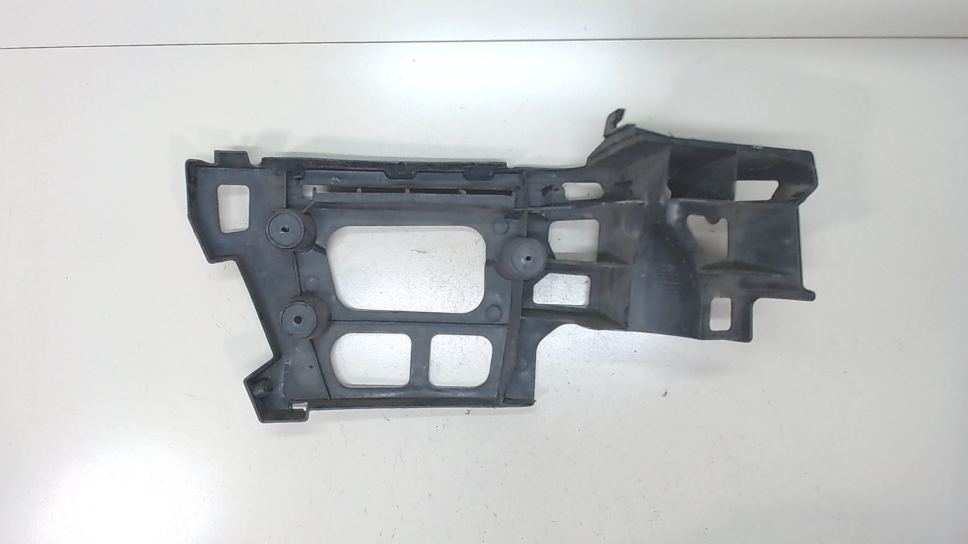 Кронштейн заднего бампера правый