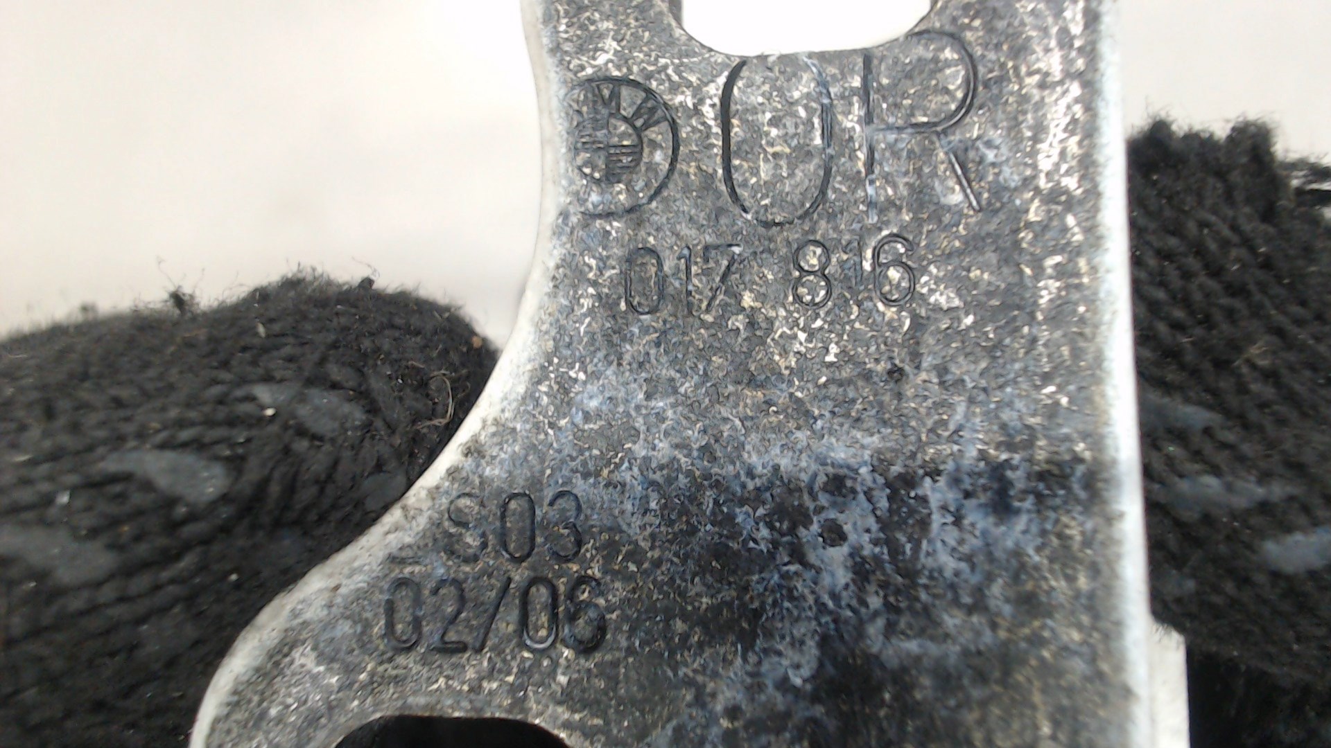 Петля двери