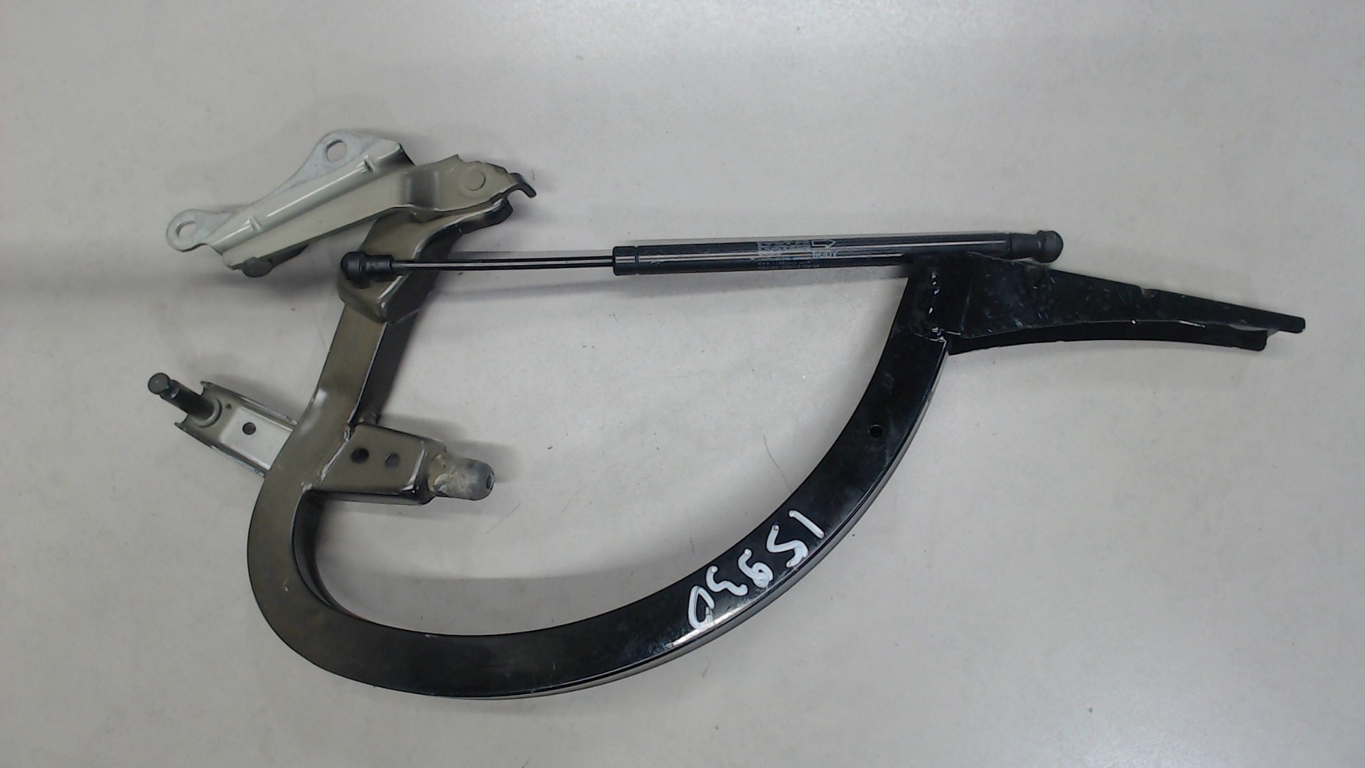 Петля крышки багажника