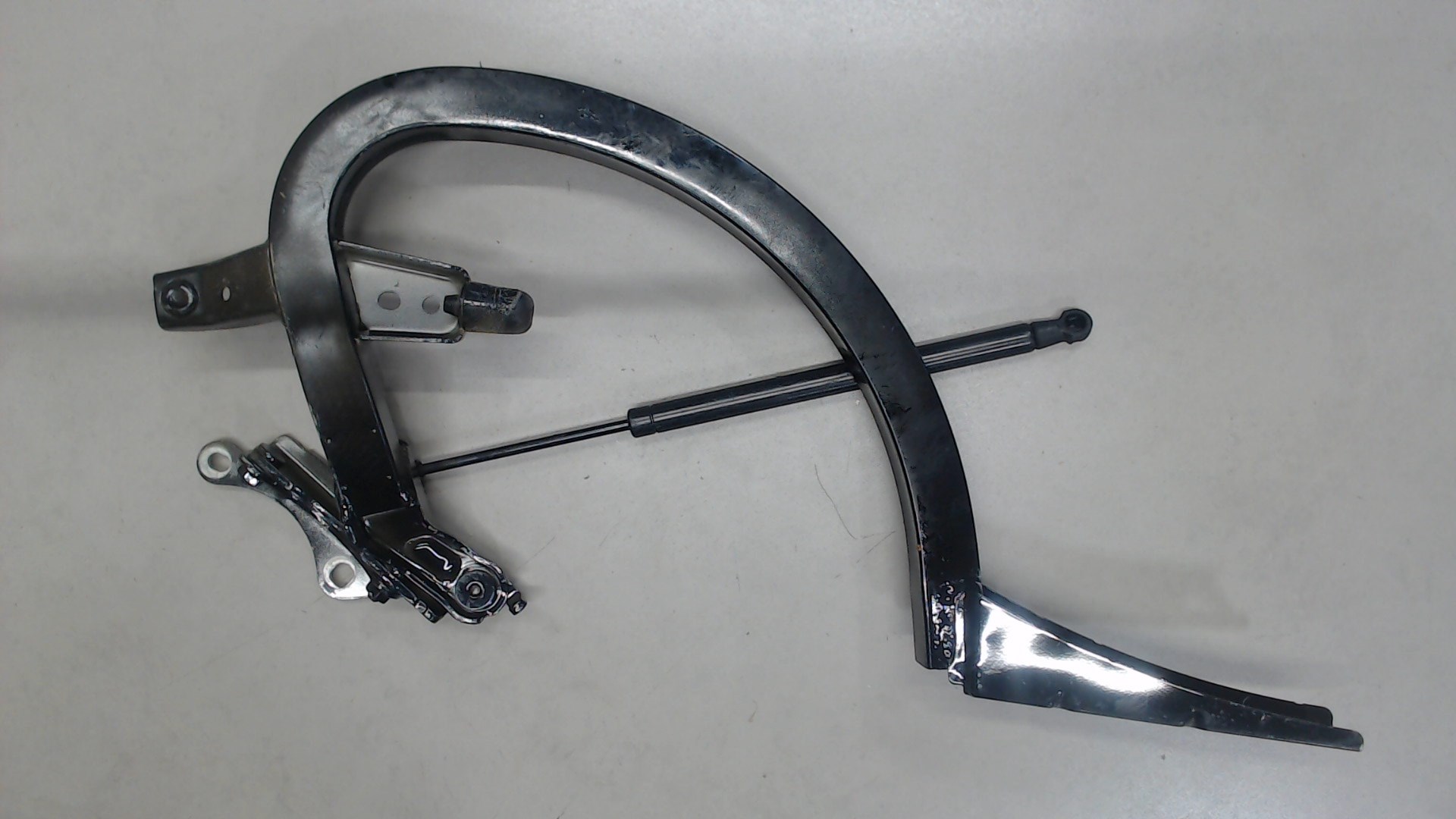 Петля крышки багажника